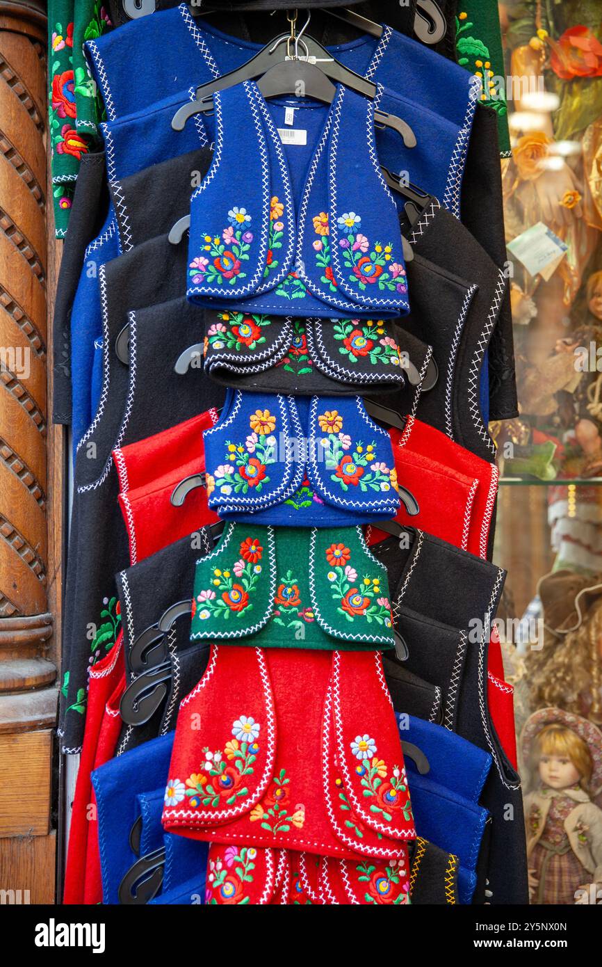 Tourist souvenirs gilets traditionnels brodés Folk hongrois à vendre dans différentes tailles pour enfants Budapest Hongrie Banque D'Images