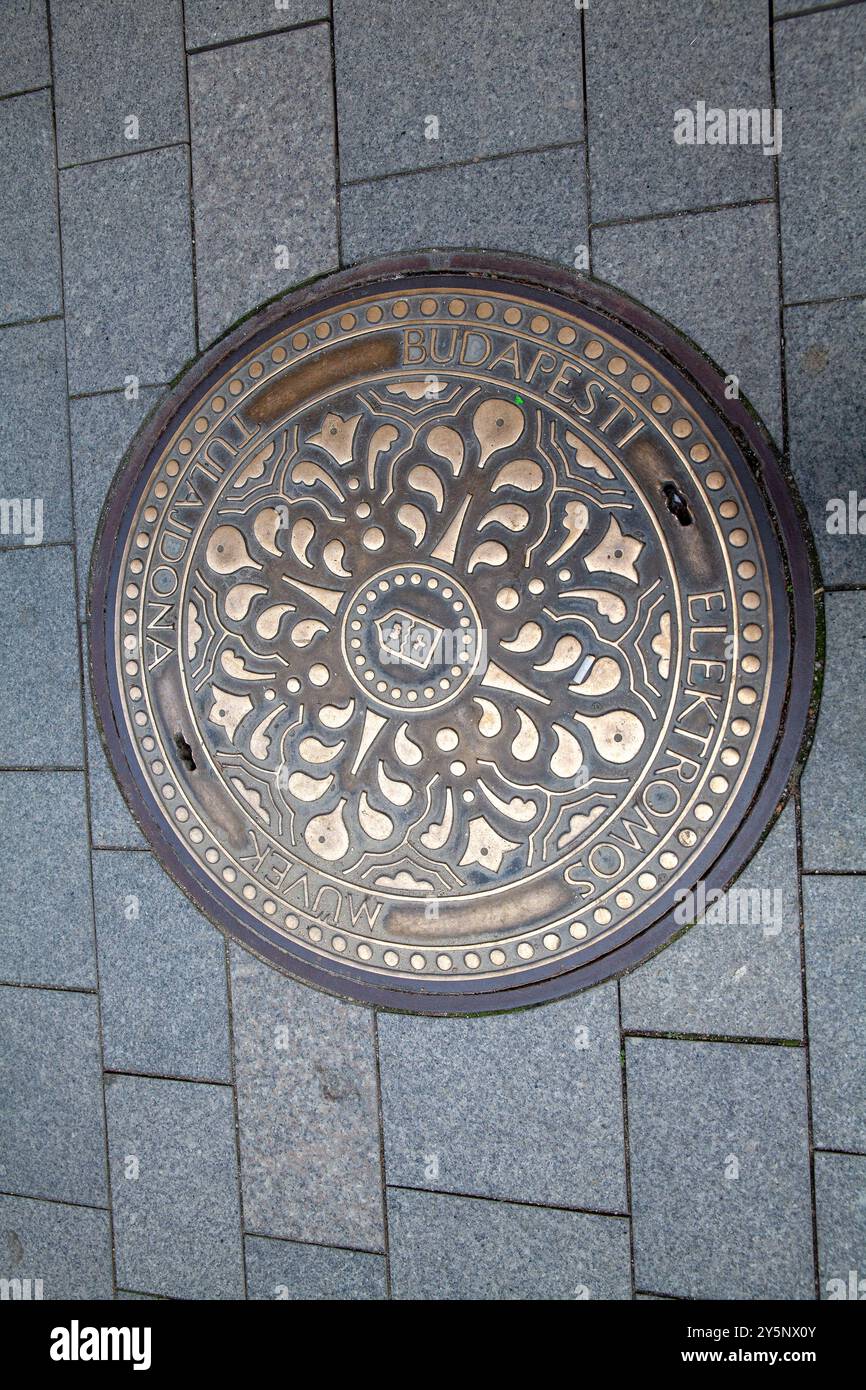 Budapesti Elektromos Művek électricité services publics couverture de trou d'homme sur le trottoir à Budapest Hongrie Banque D'Images