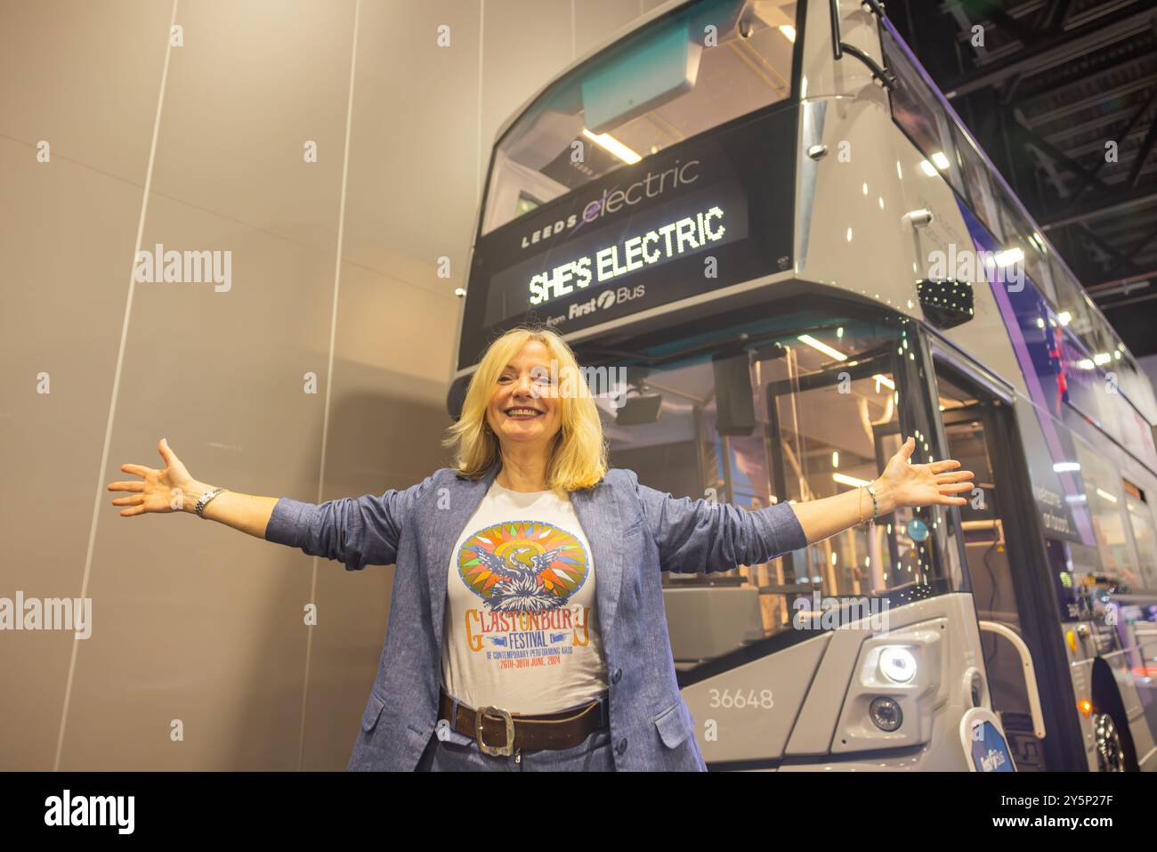 Liverpool, Royaume-Uni. 22 SEP, 2024. Tracy Brabin, maire du West Yorkshire, pose à bras ouverts aux côtés d'un premier bus électrifié après avoir crié dans le discours de Rayners pour 2 £ de casquettes de foire de bus, sur le panneau indiquant "HE'S ELECTRIC". Crédit Milo Chandler/Alamy Live News Banque D'Images