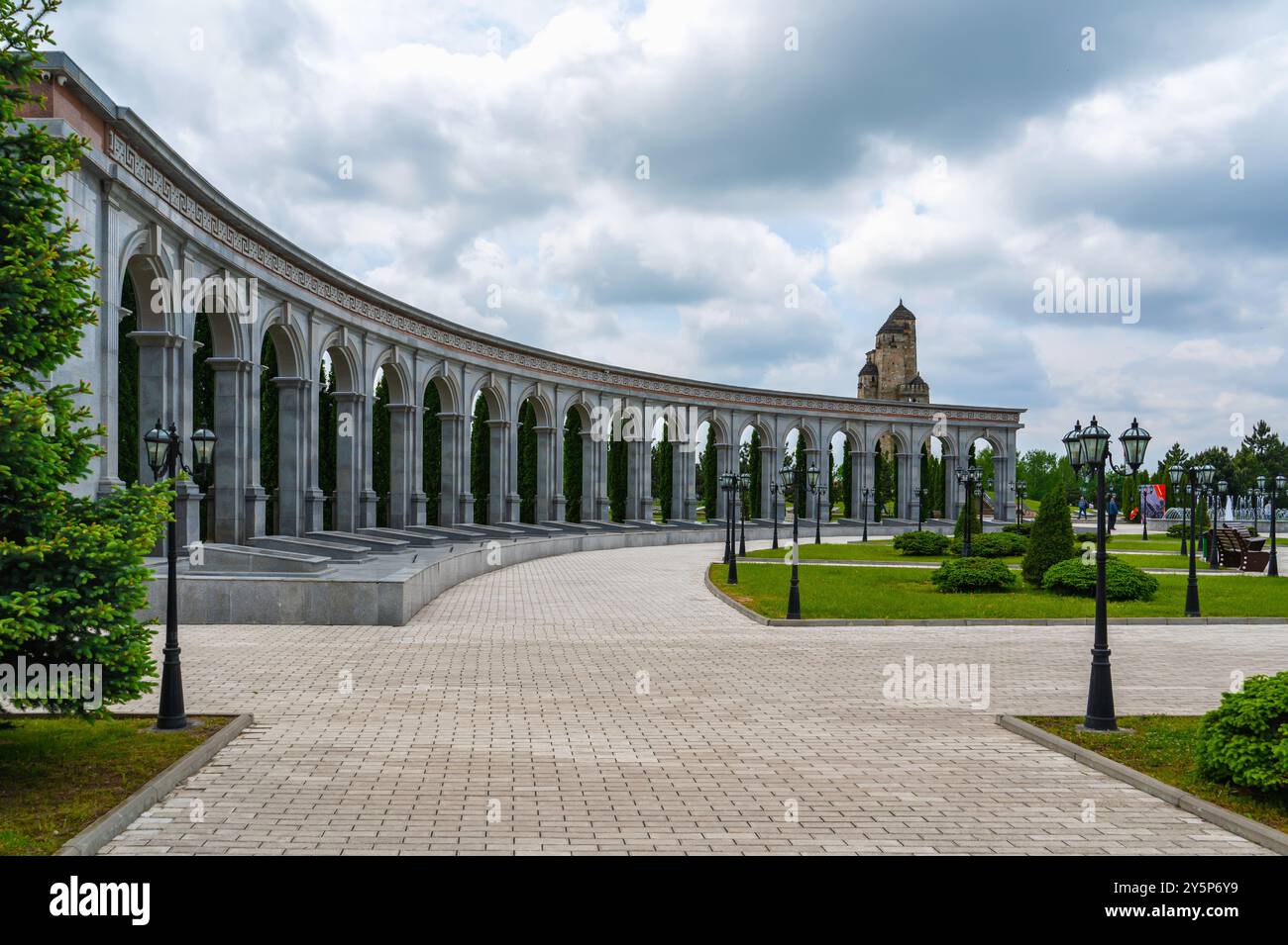 Nazran, Ingouchie, RUSSIE - 12 MAI 2024 : Mémorial de la mémoire et de la gloire. Le mémorial a été inauguré le 9 juin 2012, à l'occasion du 20e anniversaire de la Répub Banque D'Images