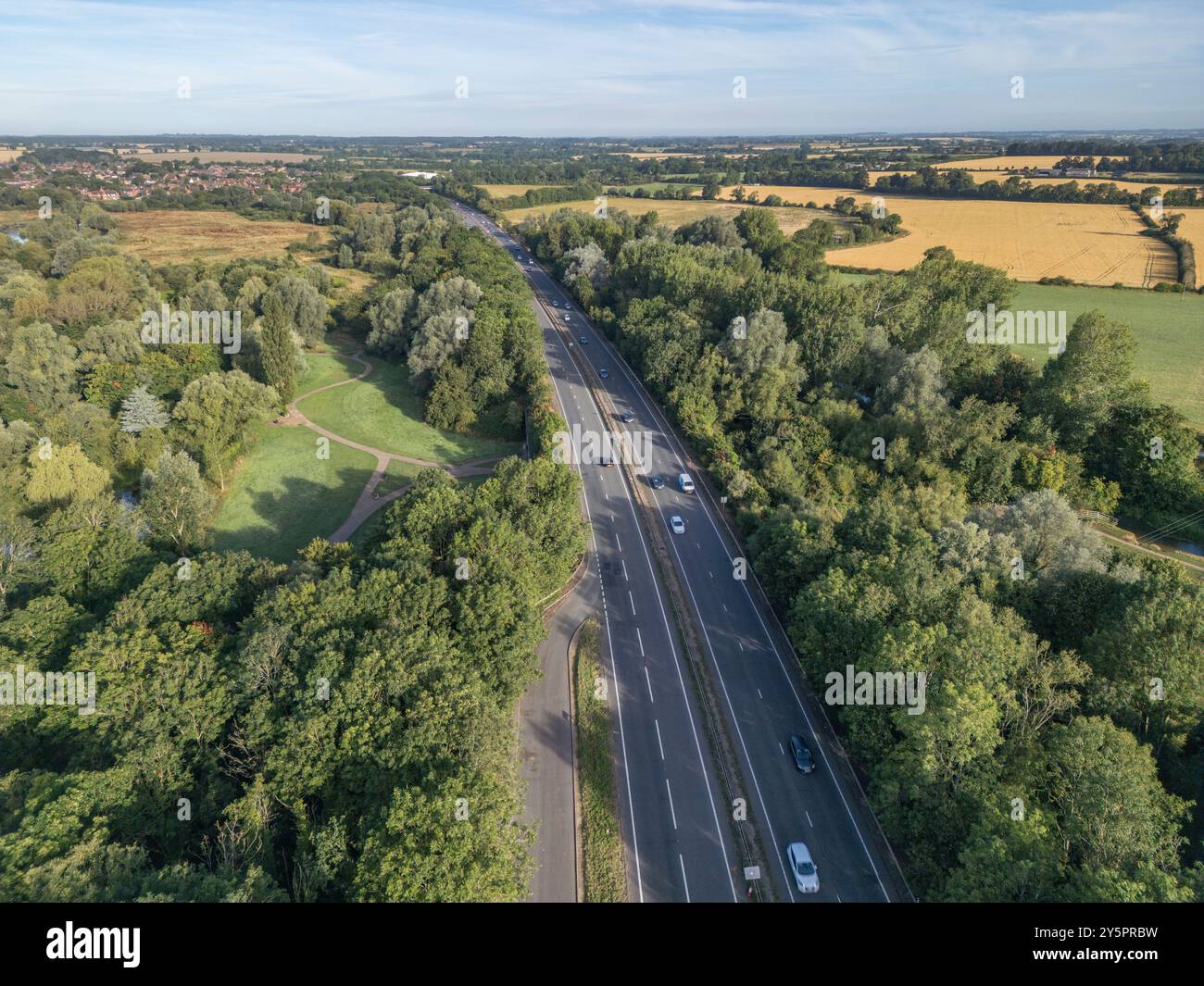 Vue aérienne de l'A5 au nord de Stony Stratford, Buckinghamshire, Royaume-Uni regardant approx. NW avec la réserve naturelle de Stony Stratford sur la gauche. Banque D'Images