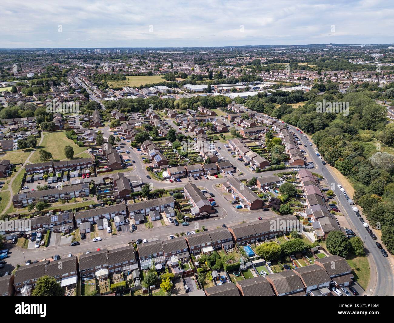 Vue générale des logements principalement mitoyens dans l'est de Coventry, près de l'hôpital universitaire de Coventry. Banque D'Images