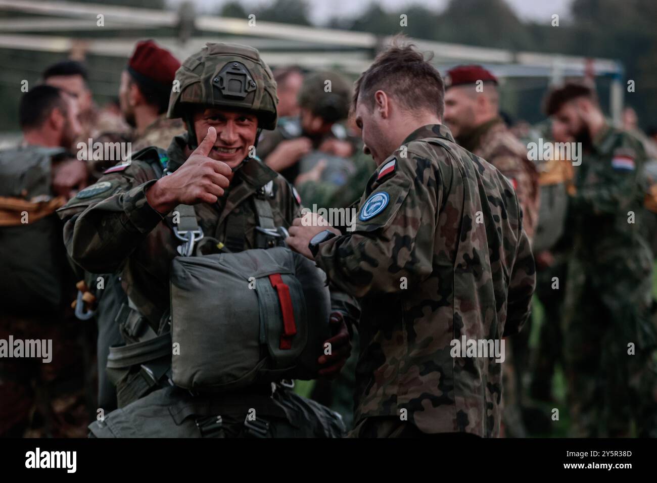 Les soldats de l'armée polonaise se familiarisent avec les parachutes et les procédures américaines avant d'effectuer des sauts croisés pour le Falcon Leap 24 à Orange Barracks, Arnhem, pays-Bas, le 18 septembre 2024. Falcon Leap 24 (FALE 24) est un exercice aéroporté technique conjoint multinational dirigé par l'armée royale néerlandaise, conçu pour améliorer l'interopérabilité des forces aéroportées et des équipages aériens participants de l'OTAN dans les opérations de parachutisme de personnel et d'équipement à Arnhem, aux pays-Bas, du 9-20 au 30 septembre 2024. Falcon Leap est le plus grand exercice aéroporté technique de l'OTAN qui comprendra également des cérémonies commémorant le 80e. Banque D'Images