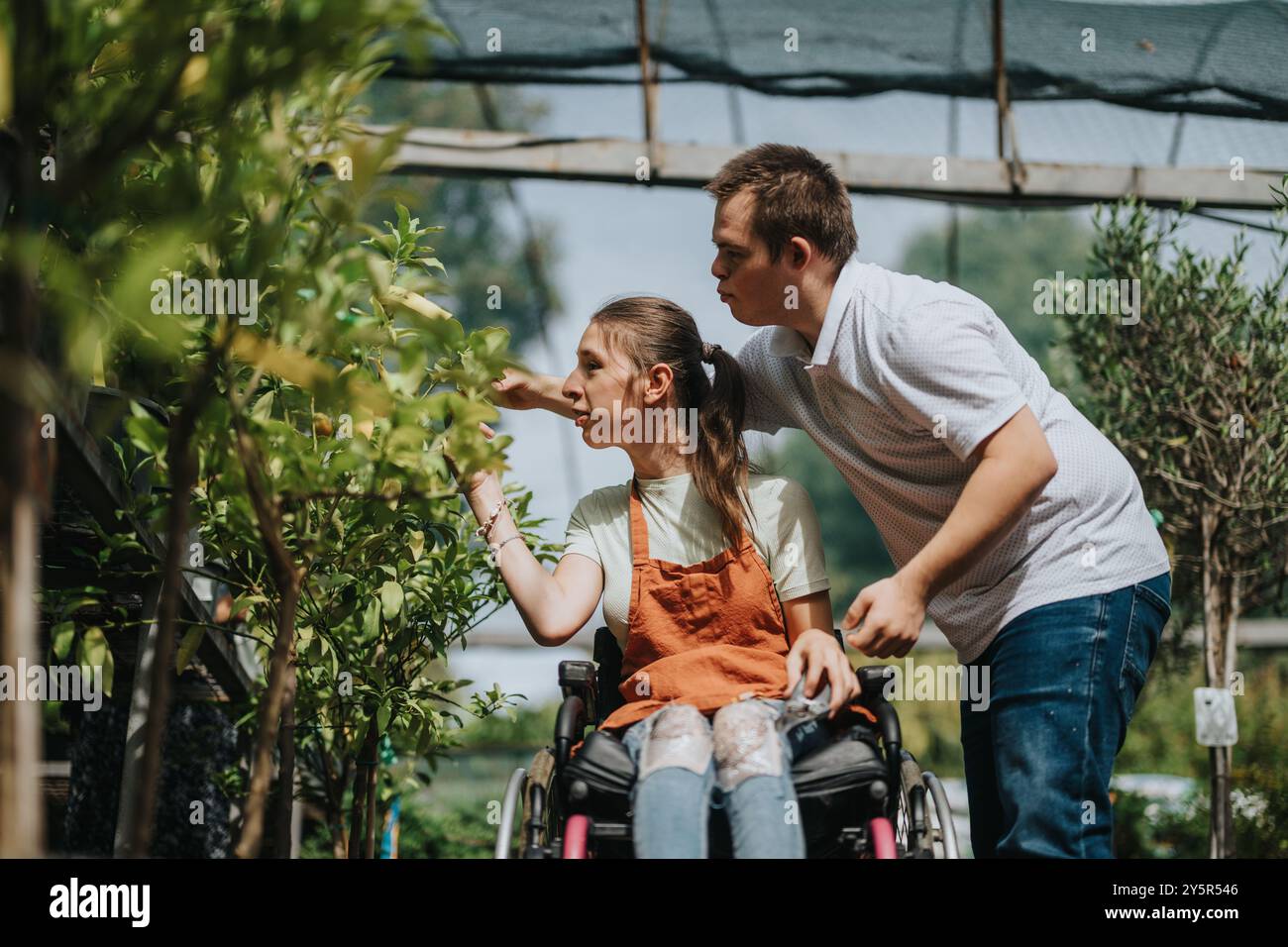 Amis inclusifs explorant un jardin vibrant ensemble Banque D'Images