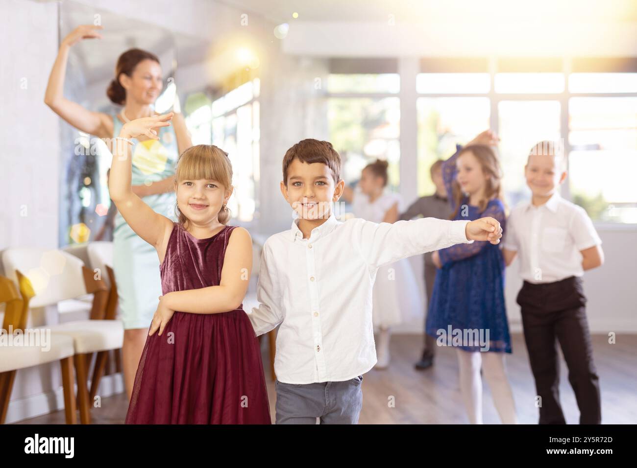 Tween filles ad garçons dansant la danse partenaire lente pendant l'événement festif Banque D'Images