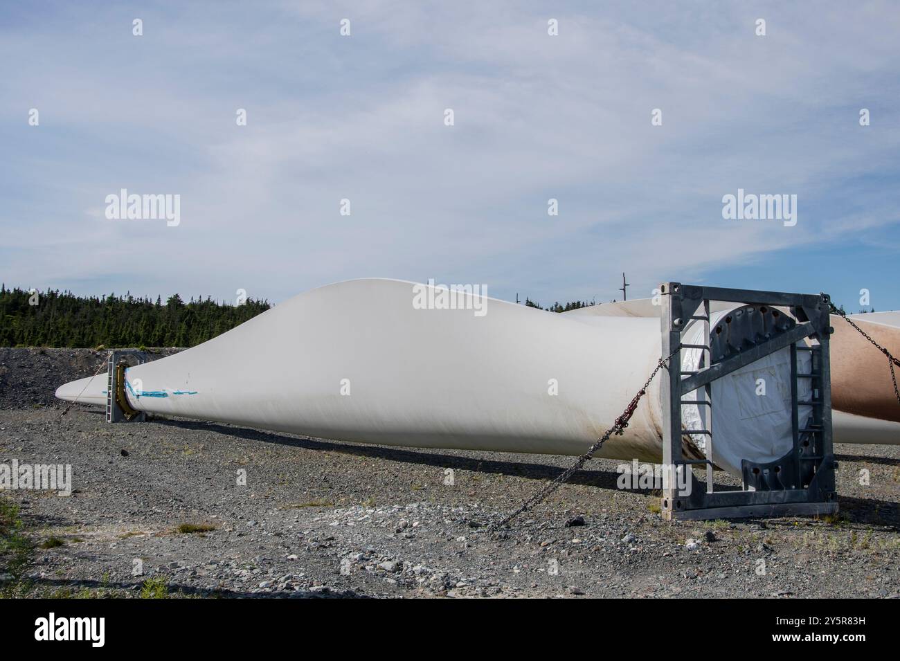 Pales d’éoliennes entreposées sur NL 10 à Fermeuse, Terre-Neuve-et-Labrador, Canada Banque D'Images