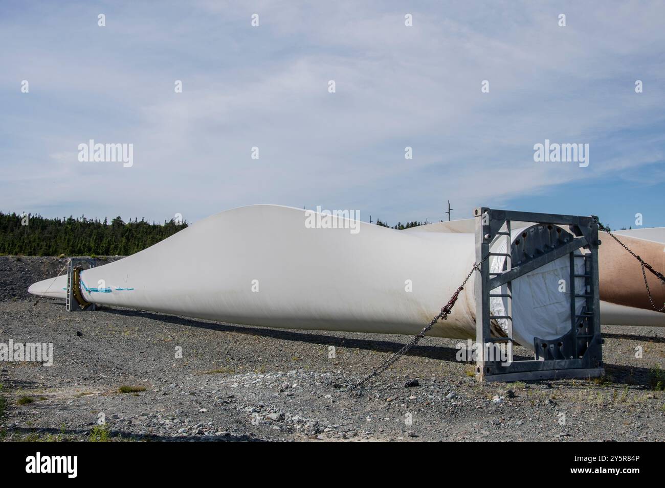 Pales d’éoliennes entreposées sur NL 10 à Fermeuse, Terre-Neuve-et-Labrador, Canada Banque D'Images