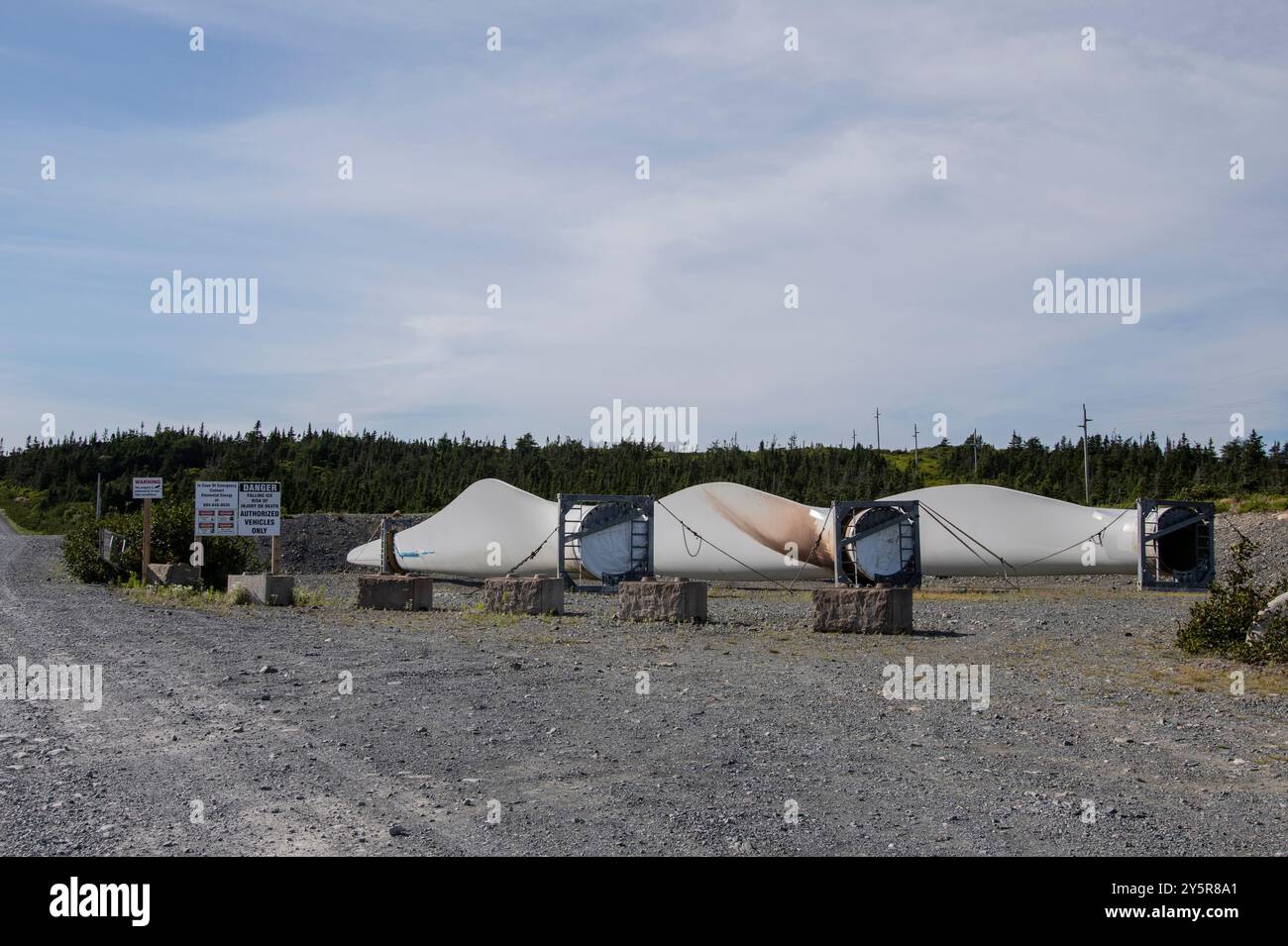 Pales d’éoliennes entreposées sur NL 10 à Fermeuse, Terre-Neuve-et-Labrador, Canada Banque D'Images