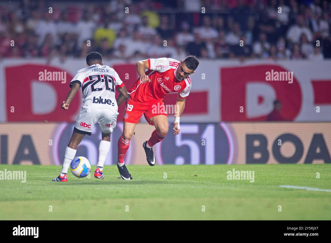 Sao Paulo, Brésil. 22 septembre 2024. Marcos Antonio de Sao Paulo se bat pour la possession avec Rafael Borre d'Internacional, lors du match entre Sao Paulo et Internacional, pour la Serie A 2024 brésilienne, au stade Morumbi, à Sao Paulo, le 22 septembre 2024. Photo : Max Peixoto/DiaEsportivo/Alamy Live News crédit : DiaEsportivo/Alamy Live News Banque D'Images