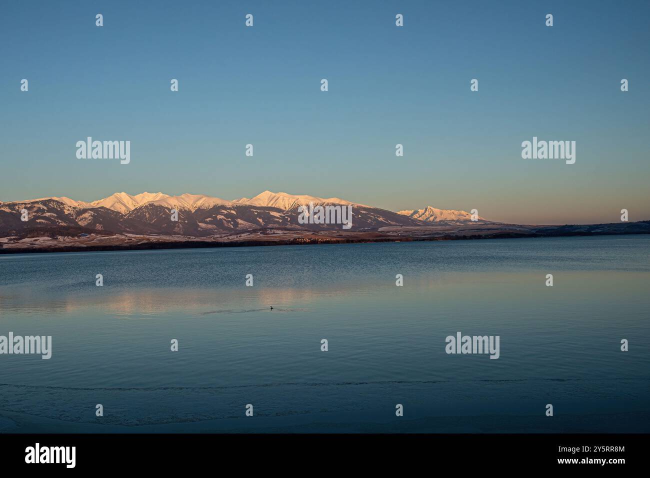 Panorama paysager hivernal. Vue sur les sommets enneigés. Photo de haute qualité Banque D'Images