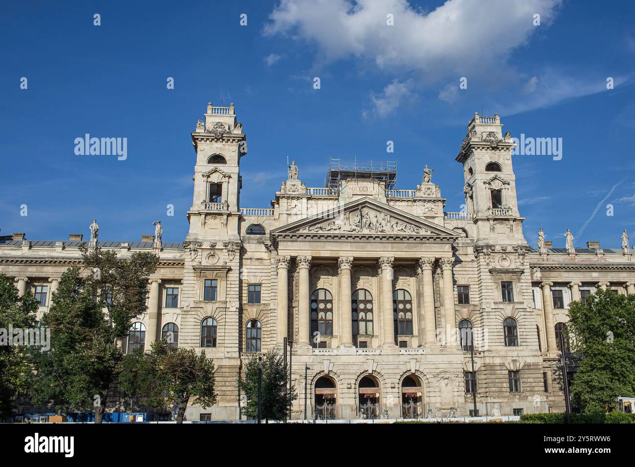 Budapest, Hongrie - 4 juillet 2023 : Igazsagugyi palota sur la place Kossuth Lajos. Banque D'Images