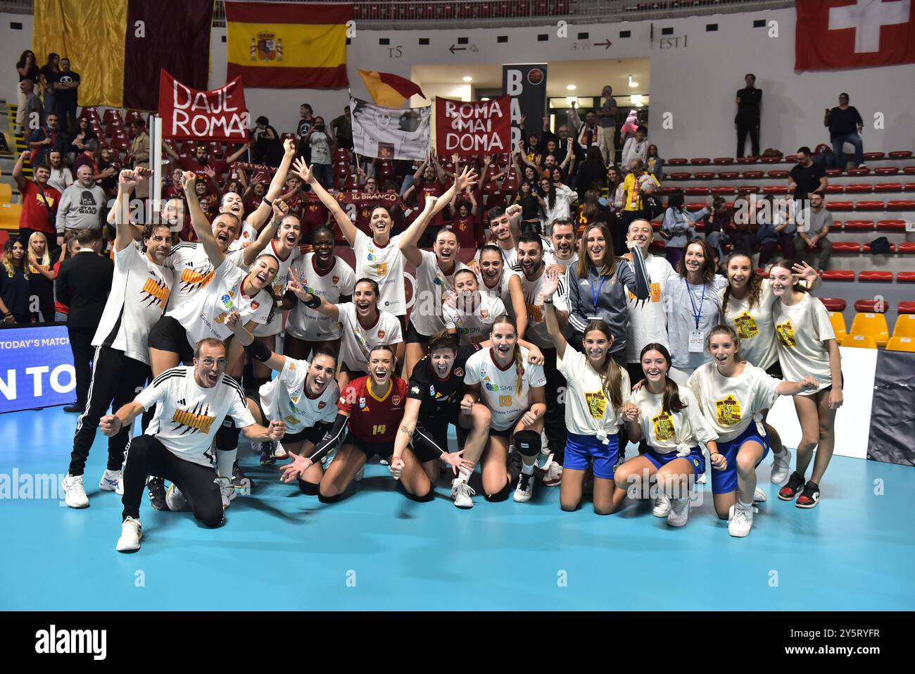 Roma volley lors de la cérémonie de remise des prix de la CEV Volleyball Challenge Cup 2025 femmes â Zonal Prequalification Round WEVZA CUP â finales 1ère et 2ème place - entre Roma volley et CD Heidelberg Wolkswagen au Palazzetto dello Sport le 22 septembre 2024 à Rome, Italie Banque D'Images