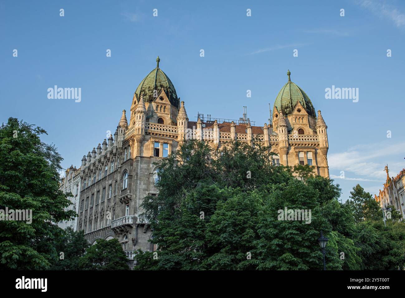 Budapest, Hongrie - 8 juillet 2023 : vue de Svab uzlet es berhaz depuis la place de la liberté Banque D'Images