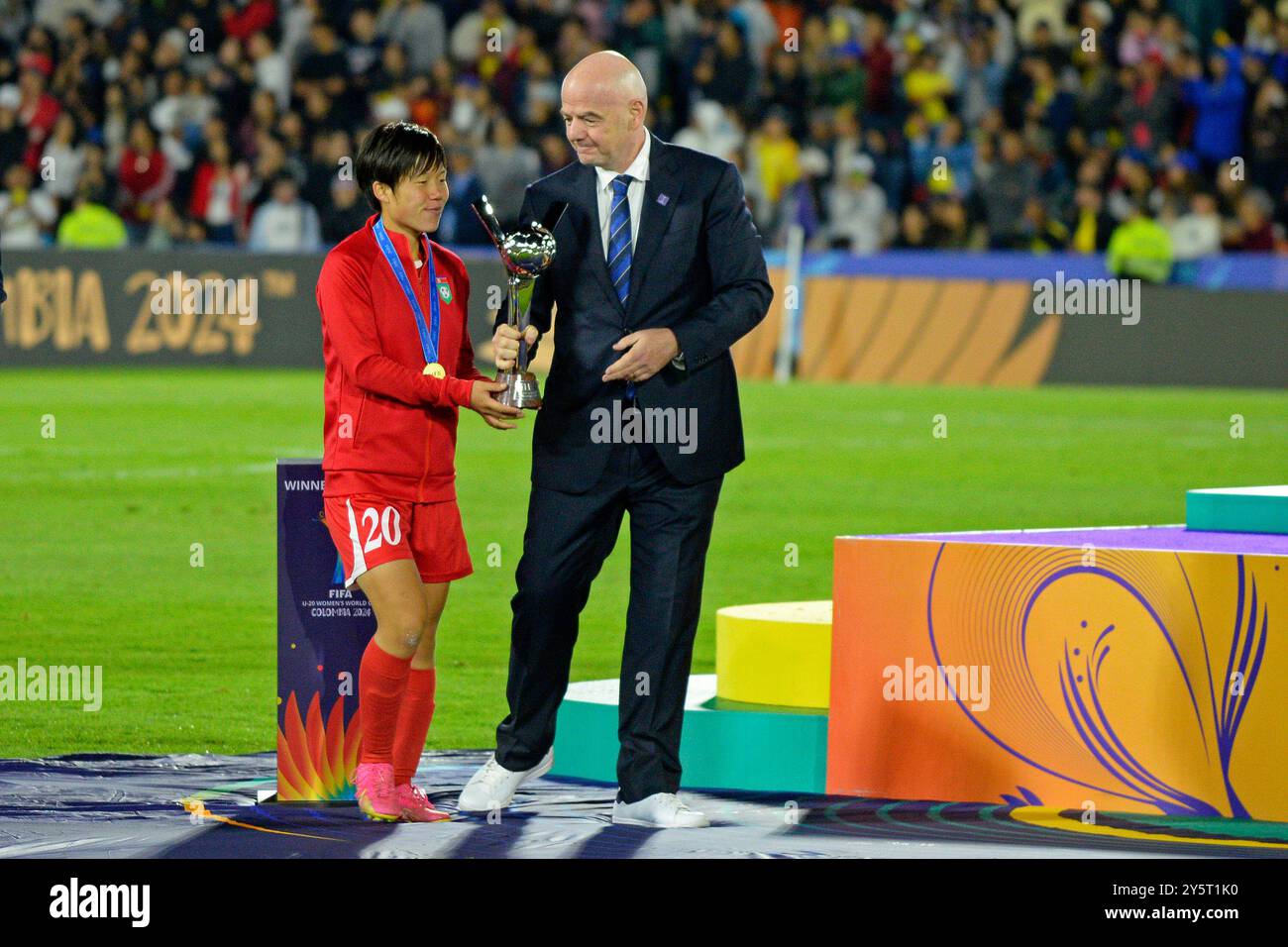 Bogota, Colombie. 22 septembre 2024. Gianni Infantino, président de la FIFA, remet le trophée de la championne à un-YONG Chae de Corée du Nord, après le match entre la Corée du Nord et le Japon, lors de la finale de la Coupe du monde féminine U-20 de la FIFA, Colombie 2024, au stade El Campin, ce dimanche 22. 30761 (Julian Medina/SPP) crédit : SPP Sport Press photo. /Alamy Live News Banque D'Images