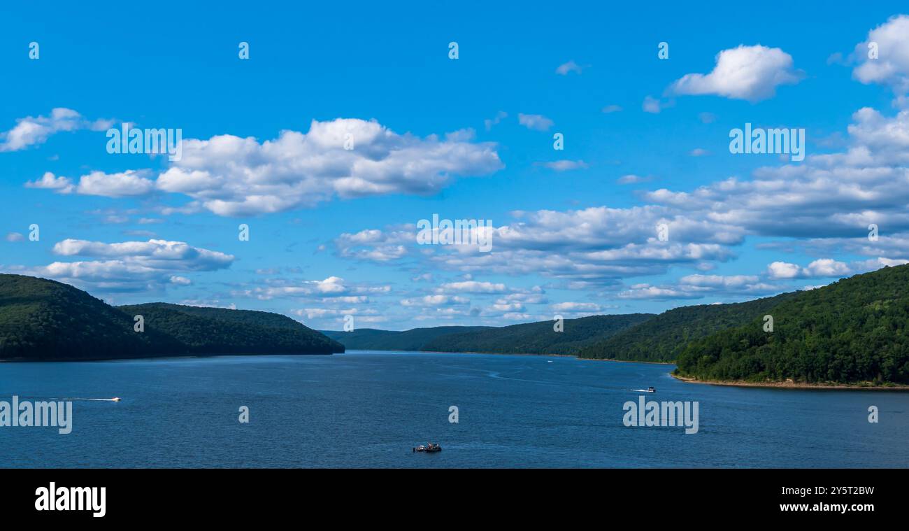 Le réservoir Allegheny dans le comté de Warren, Pennsylvanie, États-Unis derrière le barrage Kinzua par une journée ensoleillée d'été Banque D'Images