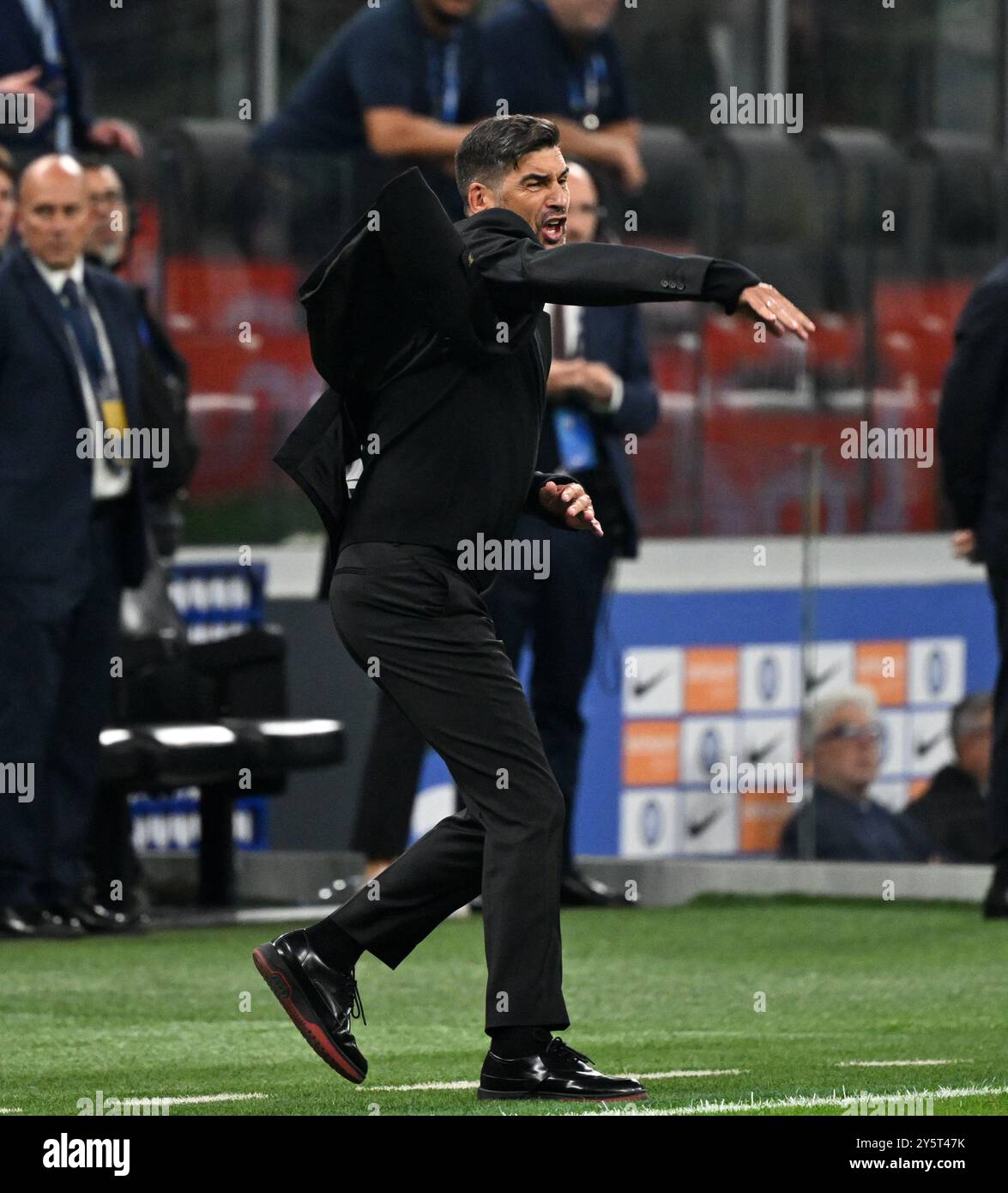 Milan, Italie. 22 septembre 2024. Paulo Fonseca, entraîneur-chef de l'AC Milan, fait un geste lors d'un match de Serie A entre l'Inter Milan et l'AC Milan à Milan, en Italie, le 22 septembre 2024. Crédit : Alberto Lingria/Xinhua/Alamy Live News Banque D'Images