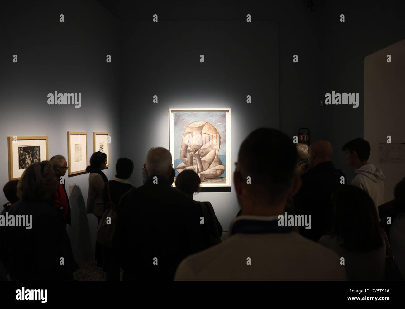 Milan, Italie. 22 septembre 2024. Les visiteurs voient les œuvres de Pablo Picasso à l'exposition 'Picasso Lo Straniero' au Palais Royal de Milan à Milan, Italie, 22 septembre 2024. Crédit : Li Jing/Xinhua/Alamy Live News Banque D'Images