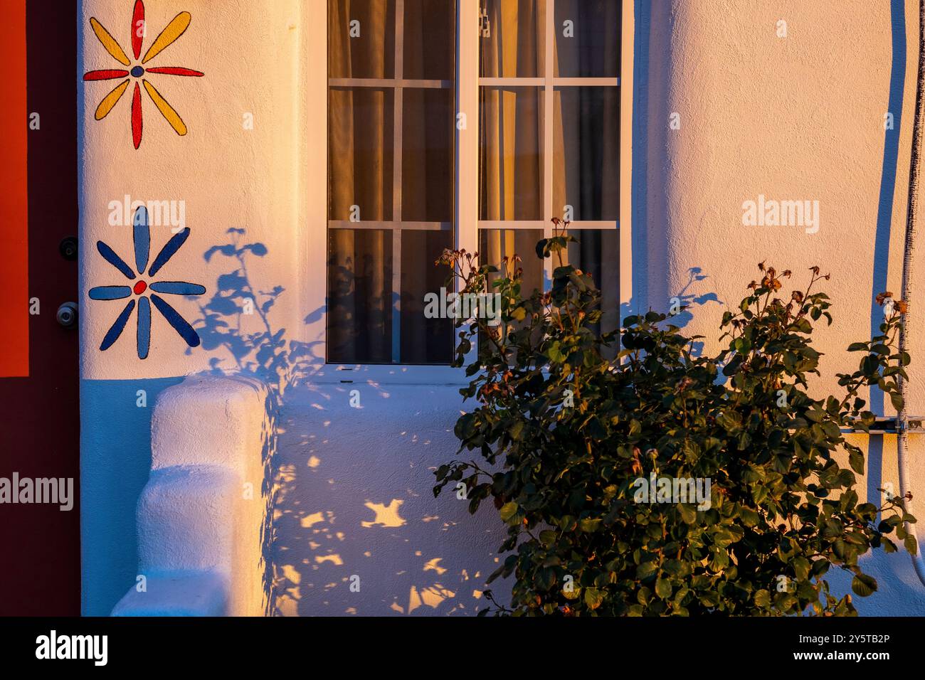 Dessins colorés au coucher du soleil sur un mur à Santa Fe, Nouveau Mexique, États-Unis Banque D'Images