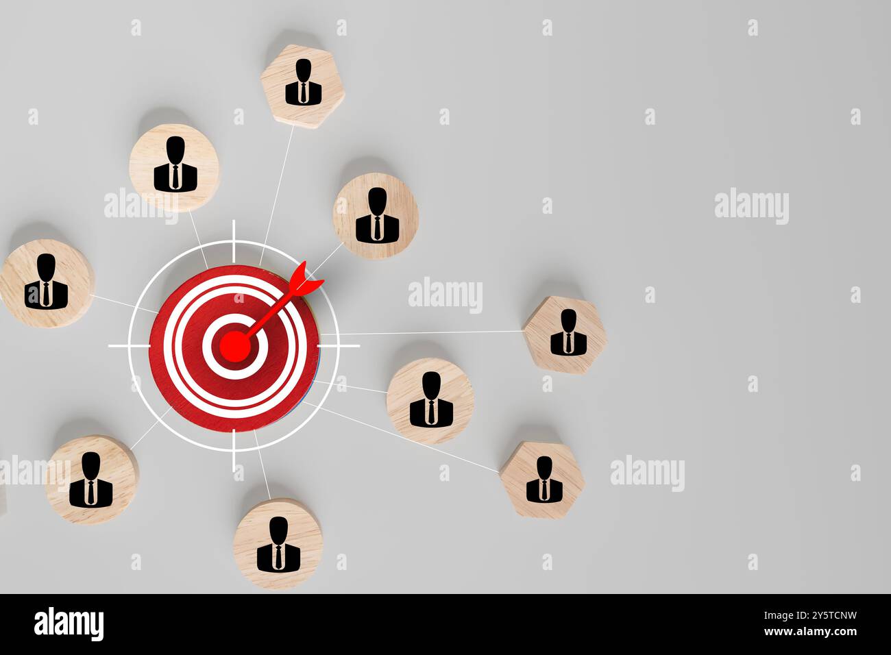 Concept de gestion de la relation client. bloc en bois avec icône cible liée à des icônes humaines pour le groupe de discussion client. Développement des échanges de données a Banque D'Images