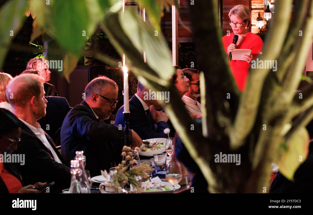 New York, États-Unis. 23 septembre 2024. Le Prince Harry, Duc de Sussex, le Directeur général de L'OMS Dr Tedros Adhanom Ghebreyesus et la Reine Mathilde de Belgique photographiés lors d'un dîner de haut niveau sur "la violence contre les enfants et son impact sur la santé mentale" organisé par L'OMS à New York, Etats-Unis d'Amérique, dimanche 22 septembre 2024. BELGA PHOTO BENOIT DOPPAGNE crédit : Belga News Agency/Alamy Live News Banque D'Images