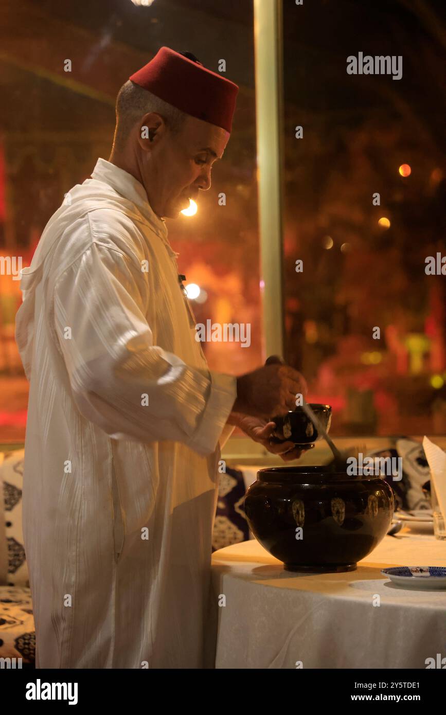 Nourriture et dîner à Marrakech, Maroc. Marrakech, région Marrakech-Safi, Maroc, Afrique du Nord, Maghreb. Crédit : photo de Hugo Martin/Alamy. Banque D'Images