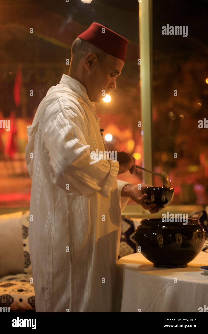 Nourriture et dîner à Marrakech, Maroc. Marrakech, région Marrakech-Safi, Maroc, Afrique du Nord, Maghreb. Crédit : photo de Hugo Martin/Alamy. Banque D'Images