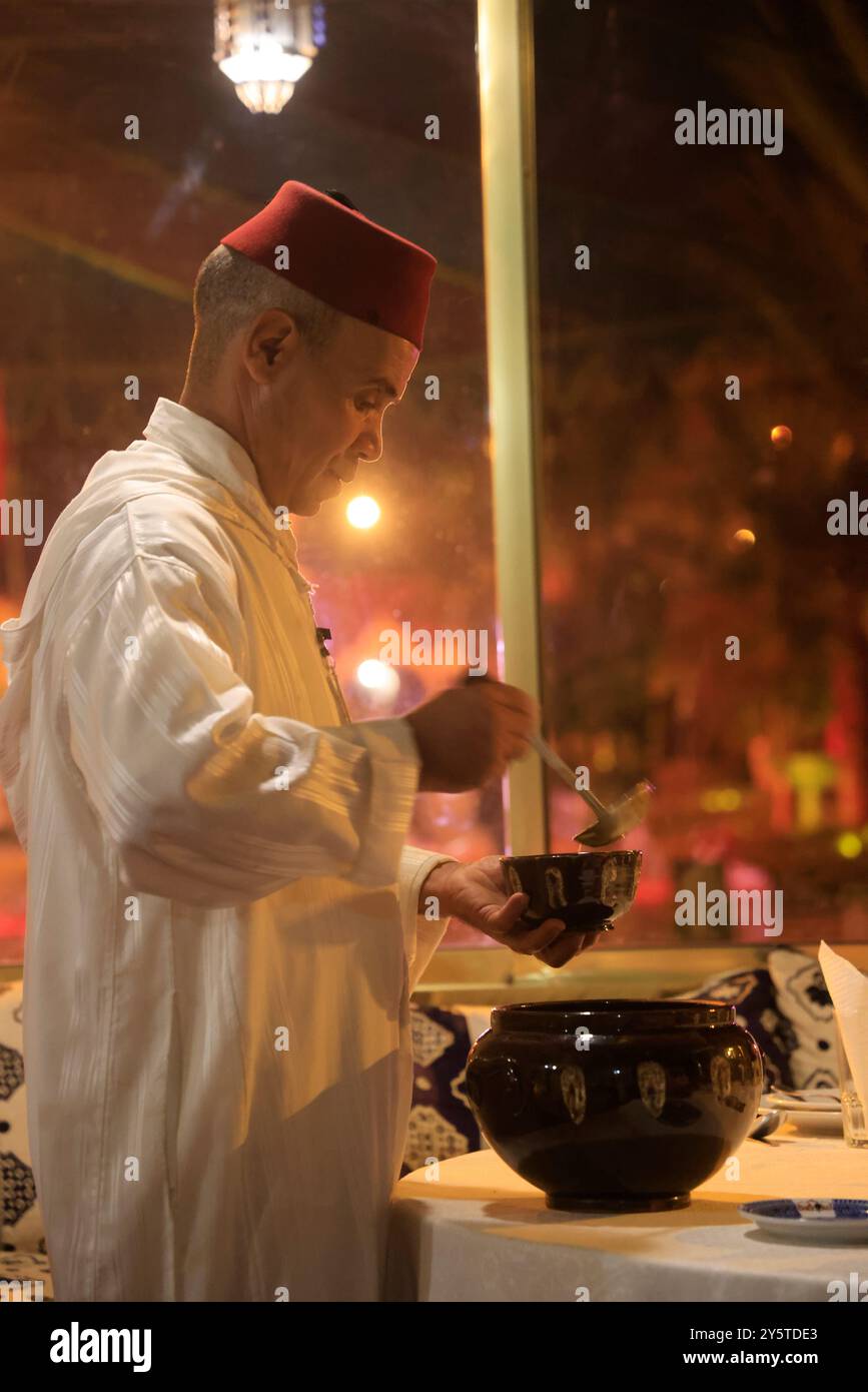 Nourriture et dîner à Marrakech, Maroc. Marrakech, région Marrakech-Safi, Maroc, Afrique du Nord, Maghreb. Crédit : photo de Hugo Martin/Alamy. Banque D'Images