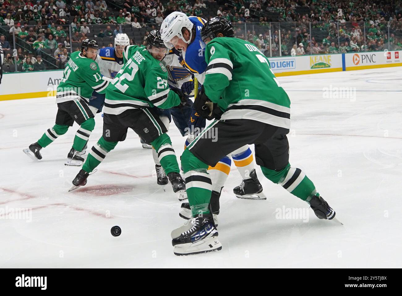 Dallas, Texas, États-Unis. 21 septembre 2024. Mavrik Bourque #22 et Mathew Dumba #3 des Dallas Stars affrontent lors du match de pré-saison de la LNH entre les Stars de Dallas et les Louis Blues au American Airlines Center. Score final Dallas 2-1 composé Louis. (Crédit image : © Javier Vicencio/eyepix via ZUMA Press Wire) USAGE ÉDITORIAL SEULEMENT! Non destiné à UN USAGE commercial ! Banque D'Images