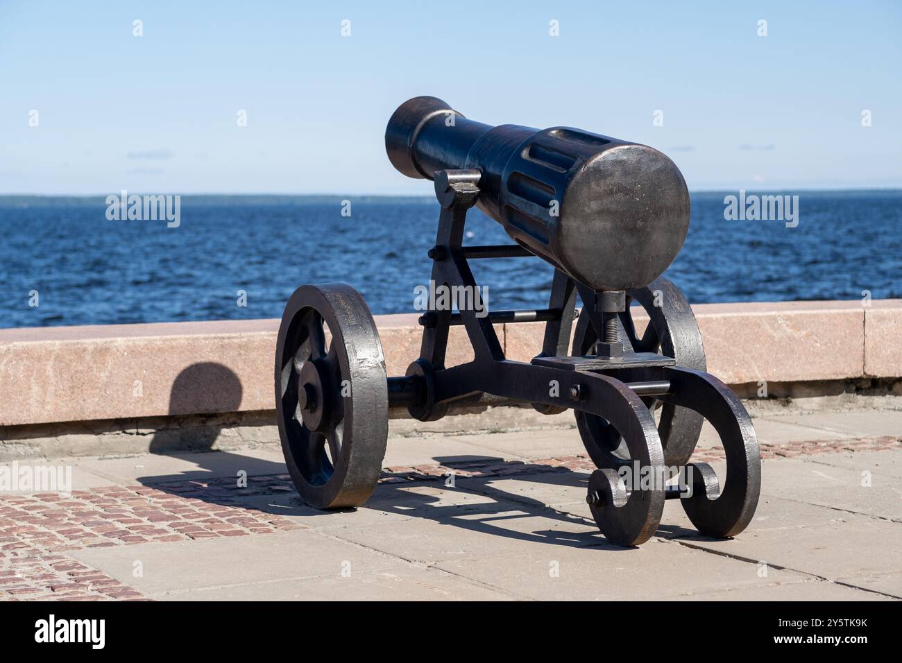 Le canon de l'usine Alexander se dresse fièrement sur le remblai du lac Onega à Petrozavodsk contre un ciel bleu clair Banque D'Images