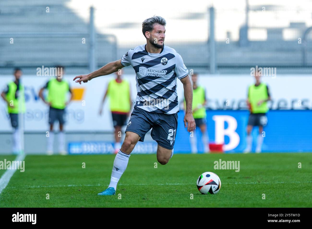 Marco Schikora (SV Sandhausen, #21) Am Ball, GER, SV Wehen Wiesbaden v. SV Sandhausen, Fussball, 3. Bundesliga, 6. Spieltag, saison 2024/2025, 21.09.2024 LA RÉGLEMENTATION DFB INTERDIT TOUTE UTILISATION DE PHOTOGRAPHIES comme SÉQUENCES D'IMAGES et/ou QUASI-VIDÉO. Foto : Eibner-Pressefoto/Florian Wiegand Banque D'Images