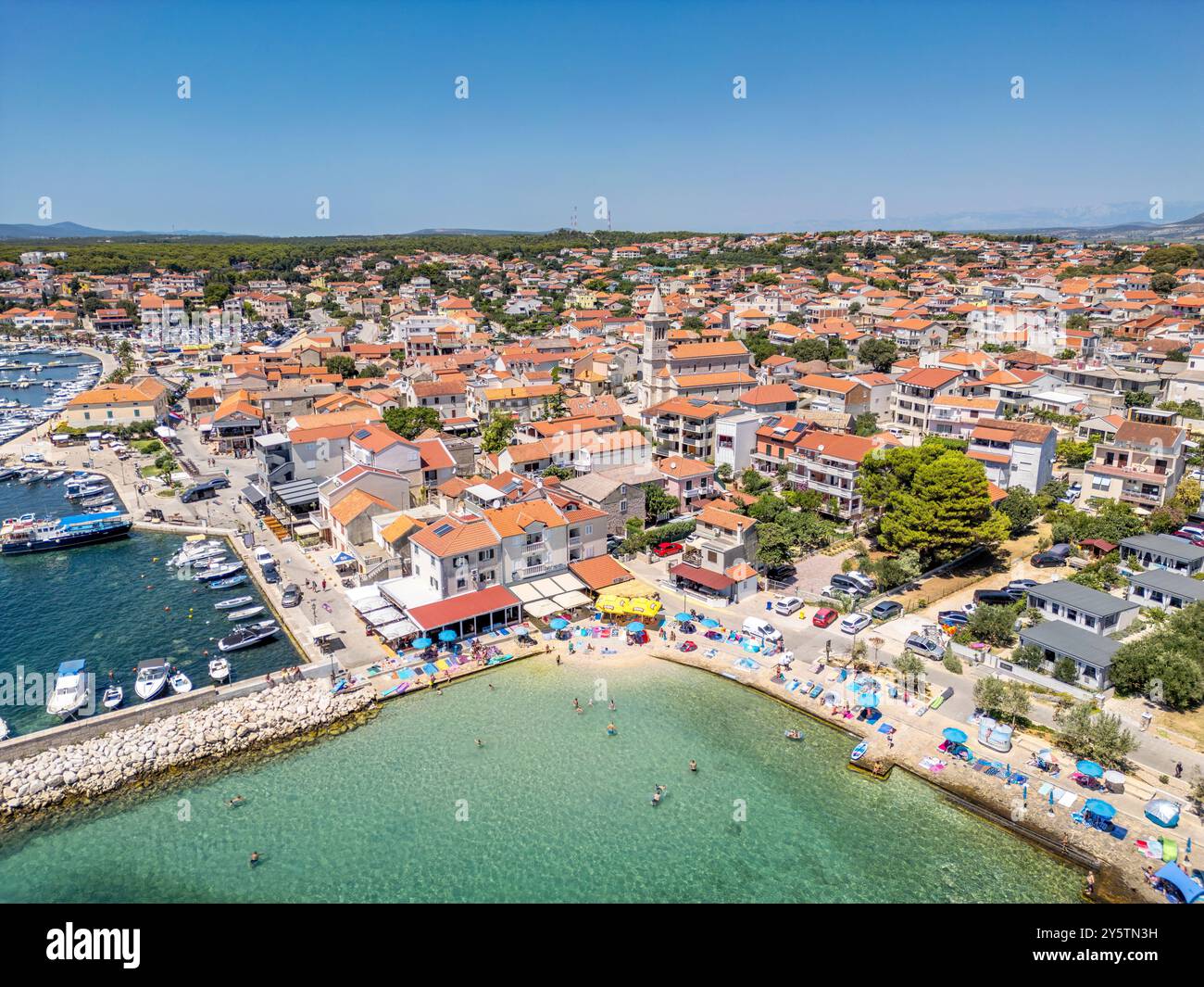 Pakostane, Croatie - 27 juillet 2024 : petite ville adriatique de Pakostane, vue aérienne, Dalmatie, Croatie, vue du paysage marin depuis un drone Banque D'Images