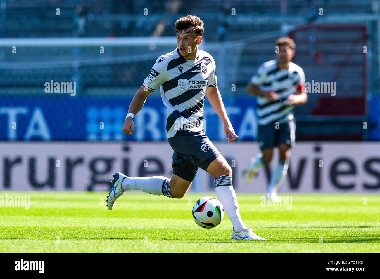 Wiesbaden, Deutschland. 21 septembre 2024. Lucas Wolf (SV Sandhausen, #27) Am Ball, GER, SV Wehen Wiesbaden v. SV Sandhausen, Fussball, 3. Bundesliga, 6. Spieltag, saison 2024/2025, 21.09.2024 LA RÉGLEMENTATION DFB INTERDIT TOUTE UTILISATION DE PHOTOGRAPHIES comme SÉQUENCES D'IMAGES et/ou QUASI-VIDÉO. Foto : Eibner-Pressefoto/Florian Wiegand crédit : dpa/Alamy Live News Banque D'Images