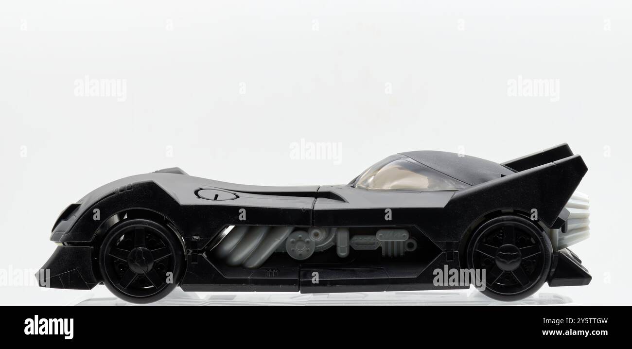 Modèle en plastique Batmobile isolé sur fond blanc. Vue latérale. Banque D'Images
