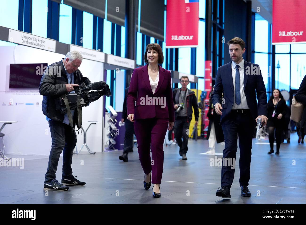 La chancelière de l'Échiquier Rachel Reeves traverse le centre des congrès après avoir participé à des tournées médiatiques matinales pendant la conférence du Parti travailliste à l'ACC Liverpool. Date de la photo : lundi 23 septembre 2024. Banque D'Images