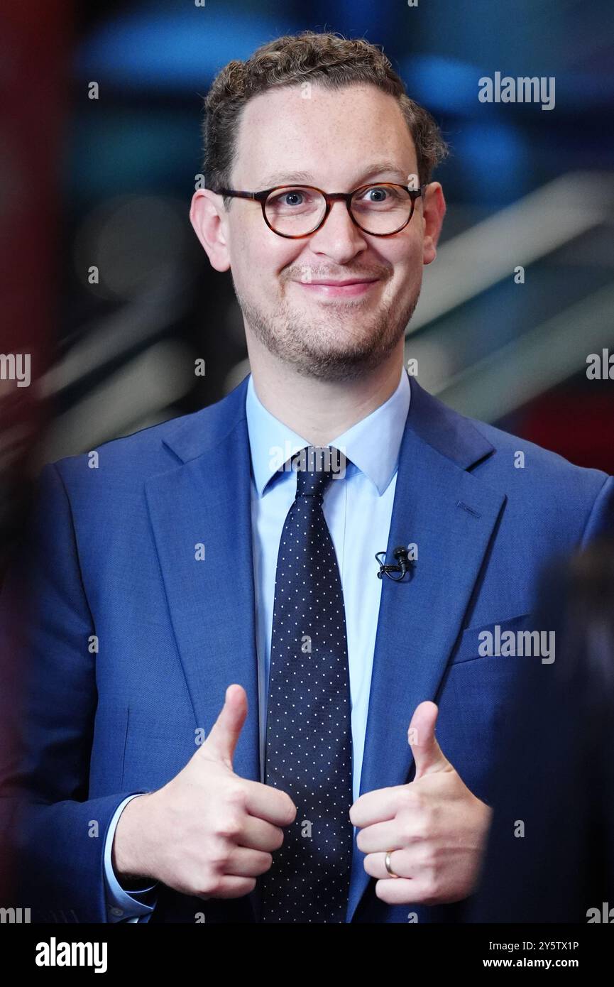 Darren Jones, secrétaire en chef du Trésor, donne un coup de pouce lors des rondes médiatiques du matin à la conférence du Parti travailliste à l'ACC Liverpool. Date de la photo : lundi 23 septembre 2024. Banque D'Images