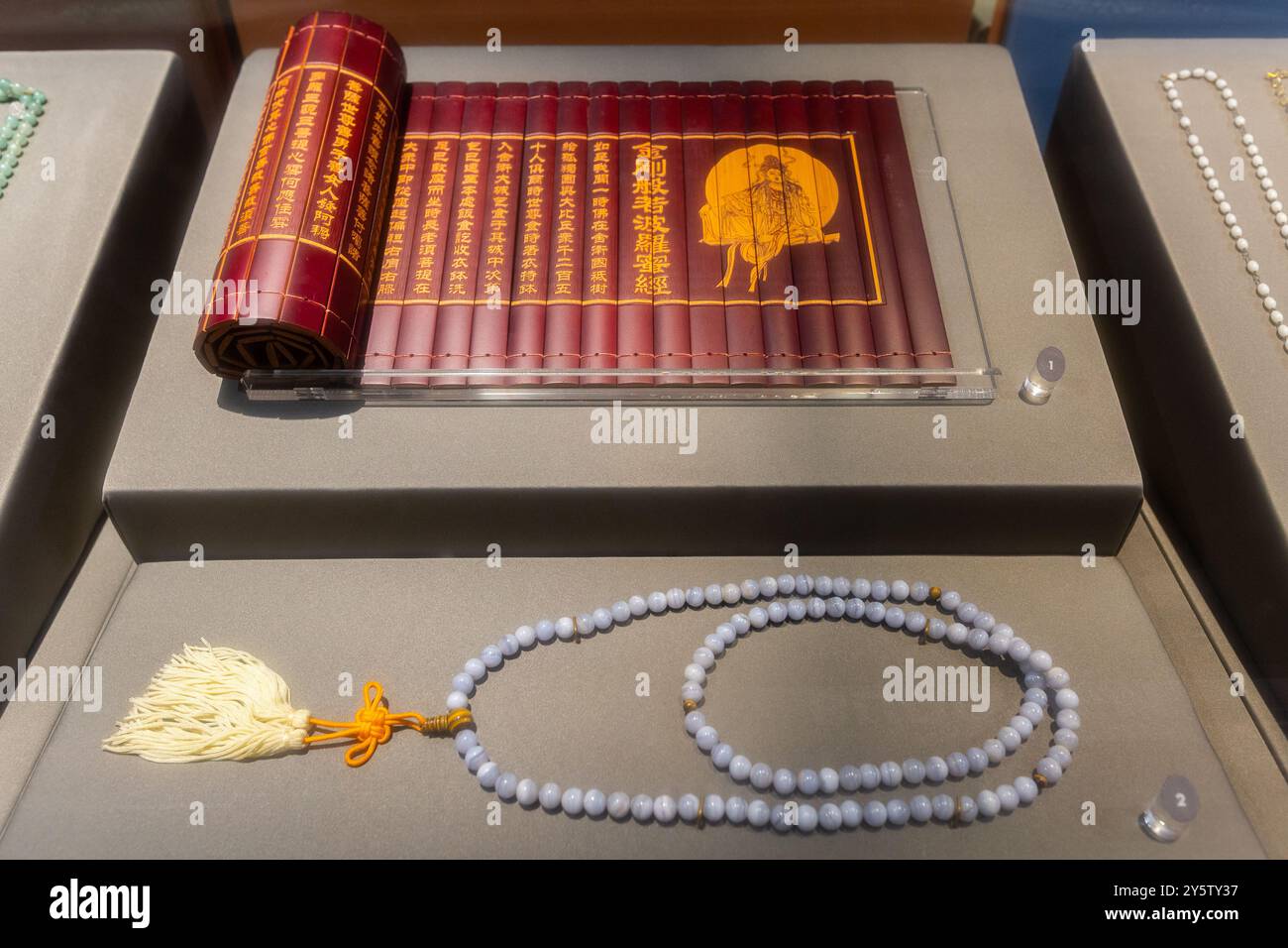 Top est Diamond Sutra scroll en chinois, une œuvre effrayée de la foi bouddhiste. Le fond est bouddhiste Prayer Beads. Banque D'Images