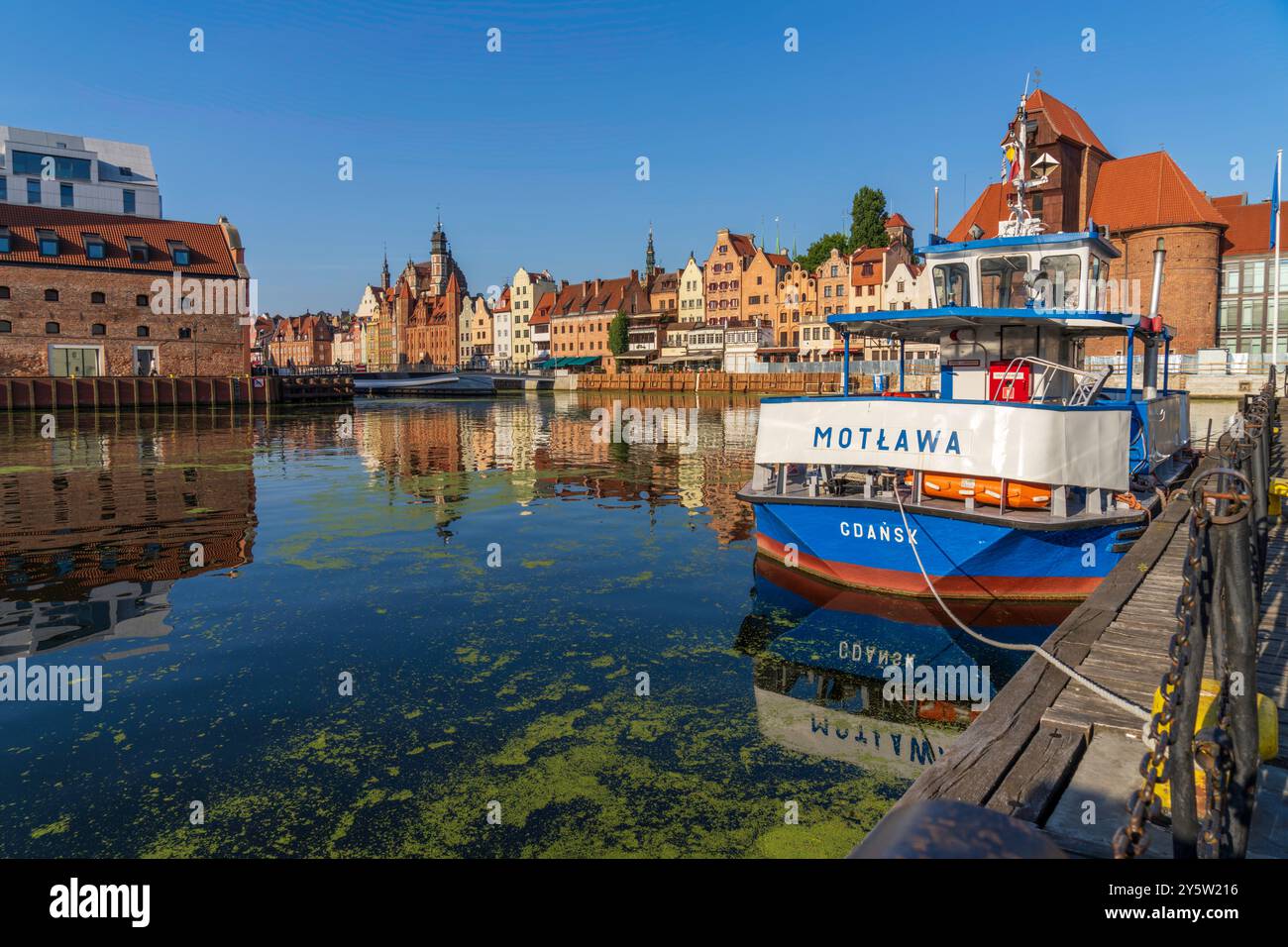 Gdańsk paysage urbain panoramique de la vieille ville avec un bateau amarré le long de la promenade au bord de la rivière, des bâtiments historiques sur la rivière Motlawa en Pologne Banque D'Images