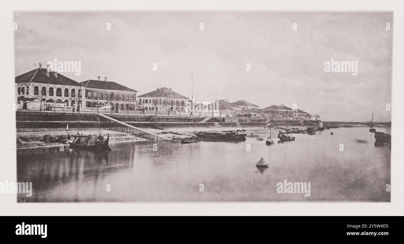 Photo vintage de Jiujiang (colonie étrangère). Illustrations de la Chine Qing, 1875 les rebelles Taiping étaient à Jiujiang en 1853, et leurs progrès ont laissé derrière elle une ville ruinée et dépeuplée. Ce n'est qu'après l'ouverture du port au commerce extérieur (en 1861), et la présence d'une petite communauté étrangère avait inspiré des sentiments de confiance et de sécurité, que les indigènes ont regagné pour reconstruire la ville. Elle est murée ronde, et jouxte l'extrémité inférieure du quartier étranger ; et ceci, comme on le verra sur cette photo, est parallèle à la rive de la rivière, mais encore assez loin du bord t Banque D'Images