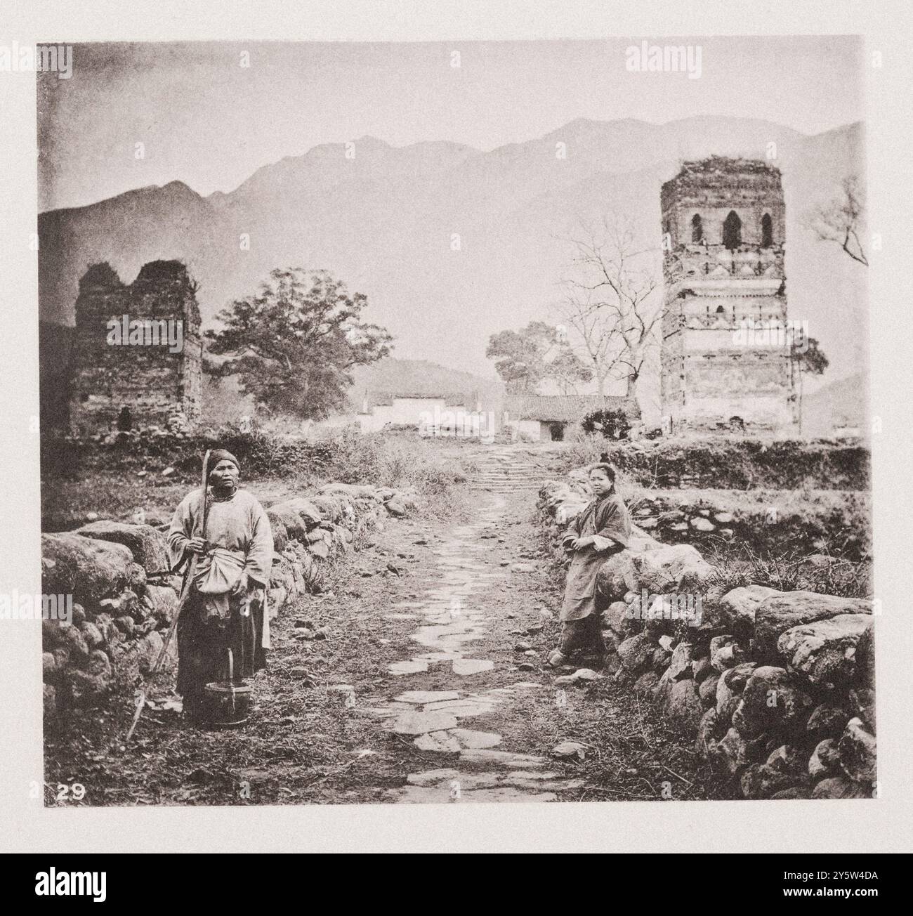 Photo vintage du clocher (à droite) et du tambour-tour (à gauche) ruines de l'ancien temple taoïste T'ai P'ing Kung, détruit à la fin des années 1930 Illustrations de la Chine Qing, 1875 les religieuses représentées sur cette photo sont à un endroit appelé Tai-ping-koong (Tai P'ing Kung), à dix miles de Jiujiang, dans la campagne des collines derrière cette ville. Une plaine hautement labourée de riches sols alluviaux intervient entre les collines et la ville, parsemée de fermes prospères et ombragée de saules de chaque côté. Banque D'Images