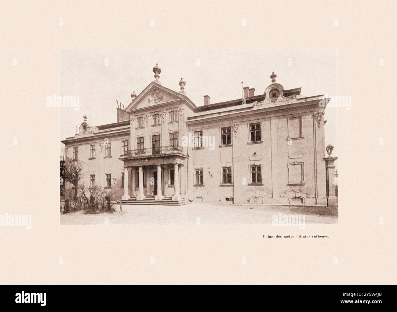 Photo vintage de Metropolitan Palace, Lemberg (Lviv). 1917 le Palais métropolitain, également connu sous le nom de Palais des archevêques grecs catholiques, en face de la cathédrale Saint-Georges à Lviv, en Ukraine, est la résidence principale des métropolitains de l'Église gréco-catholique ukrainienne depuis le XVIe siècle. Le bâtiment actuel a été érigé en 1761-62 sur les plans de Clement Fessinger et présente des traits de la transition du baroque au néo-classique. La façade porte une plaque en mémoire de l'archevêque Andrey Sheptytsky. Sur le côté ouest du palais s'étend un vieux jardin fleuri. Le pape Jean-Paul II est resté un Banque D'Images