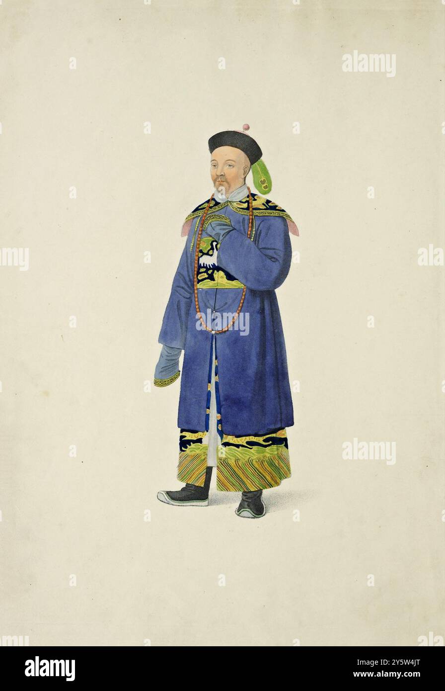 Costume chinois traditionnel de la période Qing. Illustration vintage de mandarin chinois de distinction, dans son habitude de cérémonie. 1800 la robe d'un Chinois est adaptée à la gravité de son comportement. Il s'agit, en général, d'un gilet long s'étendant jusqu'à la cheville : les manches sont larges à l'épaule, sont progressivement plus étroites au poignet, et sont arrondies en forme de fer à cheval, recouvrant toute la main lorsqu'elle n'est pas soulevée. Aucun homme de rang n'est autorisé à apparaître en public sans bottes, qui n'ont pas de talons, et sont faits de satin, de soie ou de calico. En robe complète, il porte un long g de soie Banque D'Images