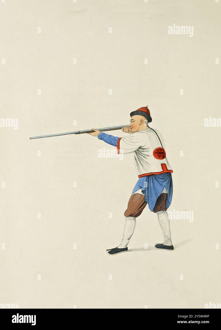 Costume chinois traditionnel de la période Qing. Illustration vintage d'un soldat chinois. 1800 le soldat chinois ne porte jamais son uniforme complet à moins d'être appelé à un service particulier. Son petit uniforme ou robe ordinaire se compose de larges culottes pressées dans des bottes, ou dans des bas de coton matelassé. Une sous-veste en coton bleu ou noir flotte décontractée sur le dessus. La veste est courte, faite de tissu Nankin et garnie de rouge. Au milieu de cette veste, juste en dessous des épaules, se trouve un morceau de tissu escroc, avec un lettrage noir indiquant la compagnie et le corps auquel il appartient. Un lon Banque D'Images