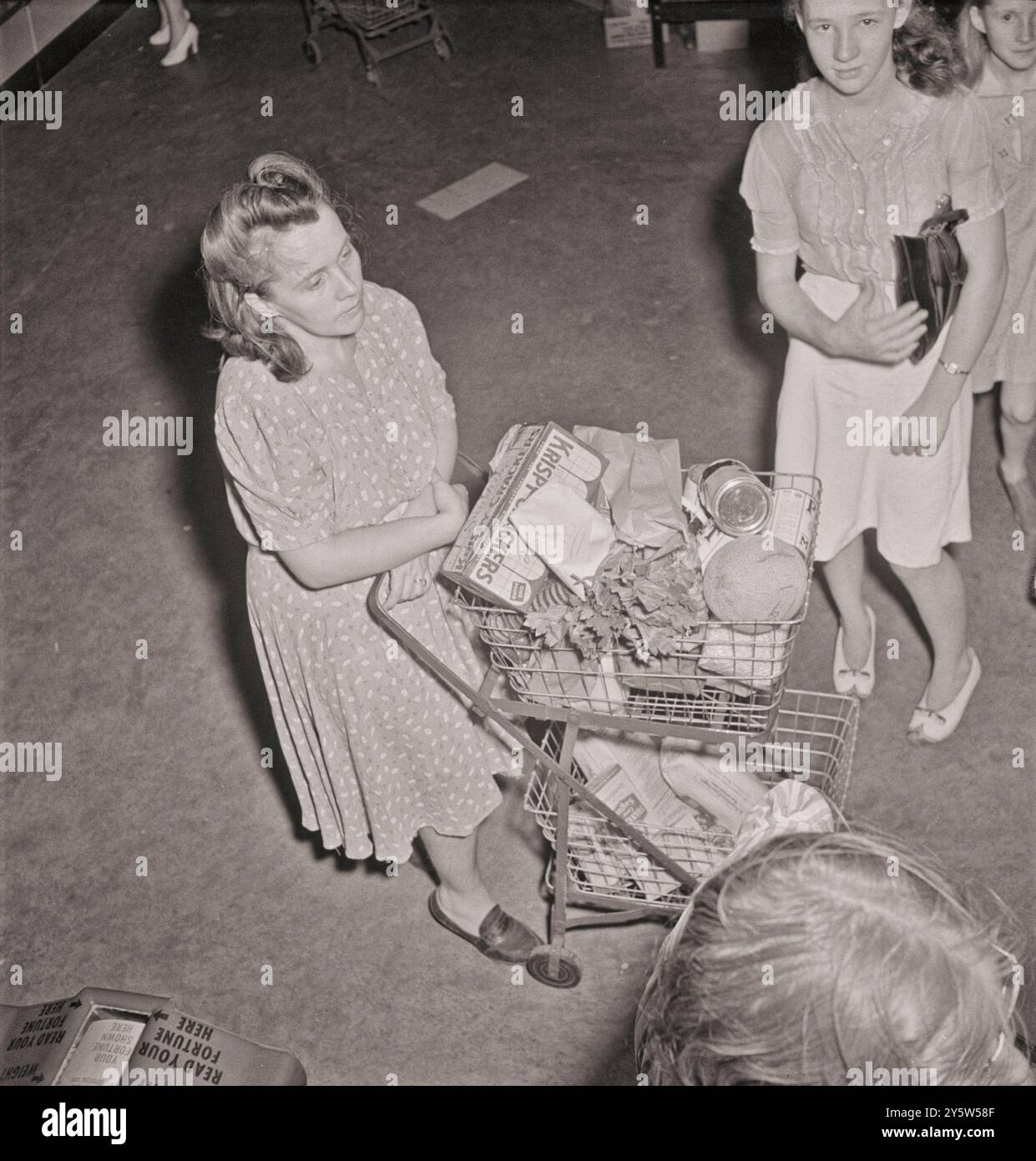 L'Amérique des années 1940 Client faisant la queue à un guichet de caissier dans le centre commercial Giant Food. Washington D.C. États-Unis. Juin-juillet 1942 Banque D'Images