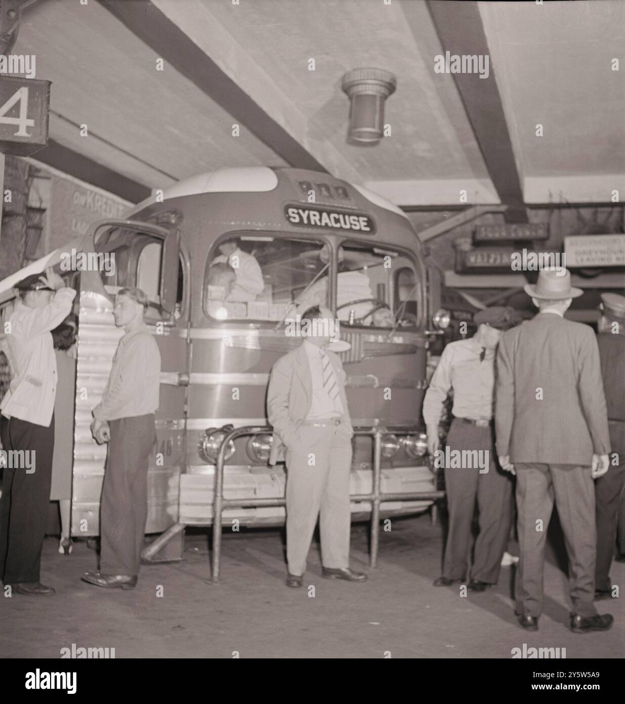 L'Amérique des années 1940 Photo vintage de l'embarquement des bus inter-états au terminal de bus Greyhound, 34th Street. New York. Septembre 1942 Banque D'Images