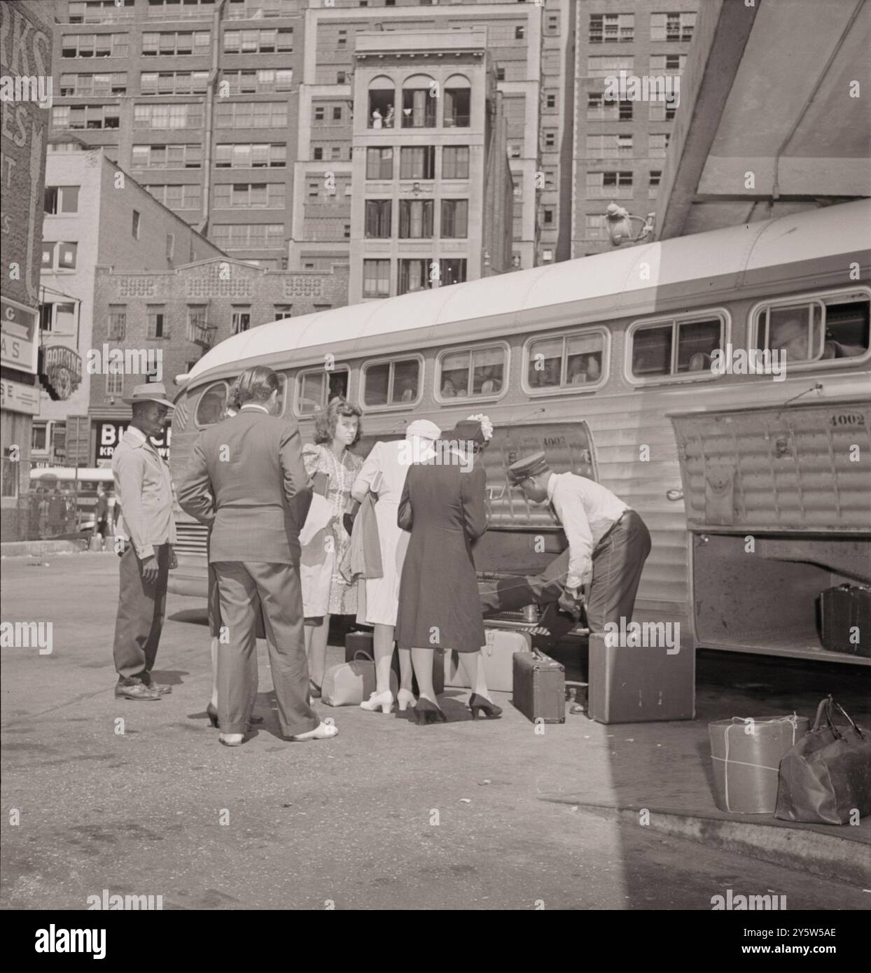 L'Amérique des années 1940 Embarquement dans les bus inter-états au terminal de bus Greyhound, 34th Street. New York. Banque D'Images