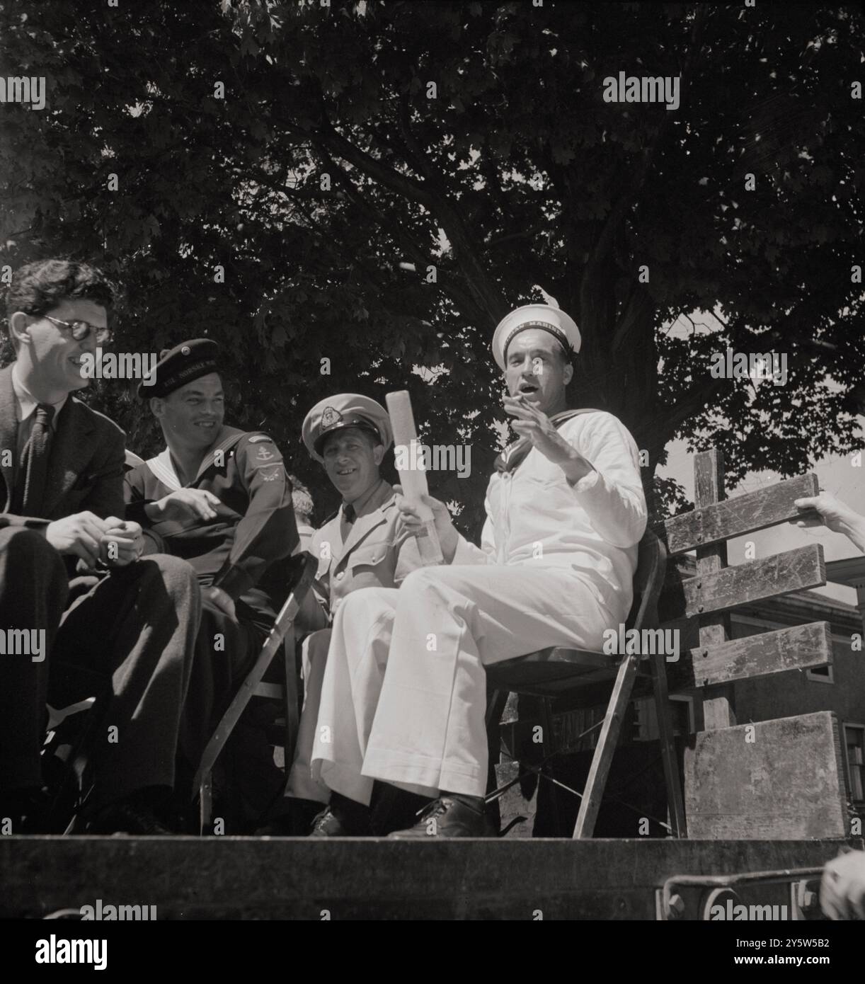 L'Amérique des années 1940 Photo vintage de Hay Ride pour les héros des Nations Unies et les filles Oswego, pendant la semaine des Nations Unies. Oswego, New York. Juin 1943 Banque D'Images