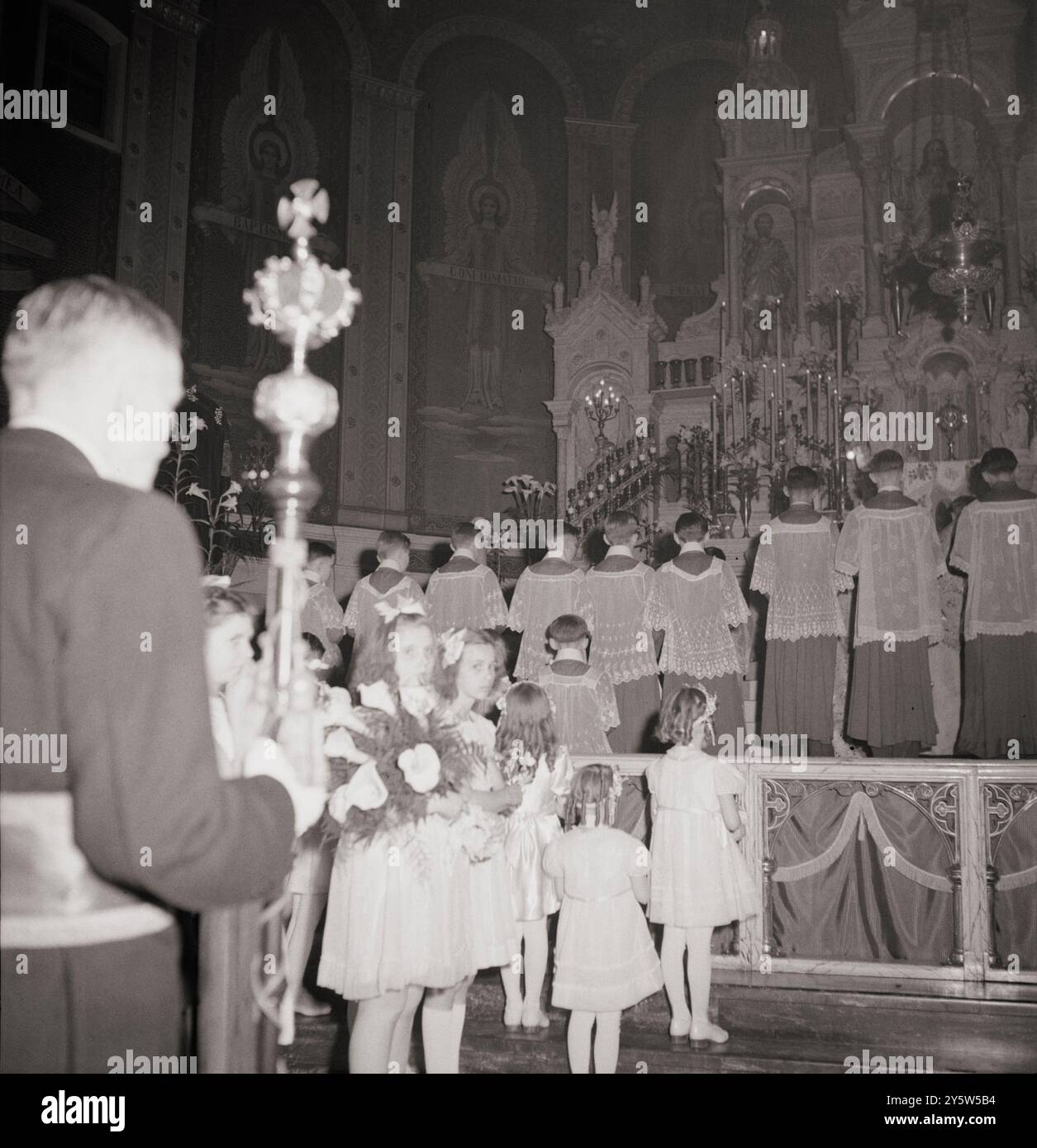 L'Amérique des années 1940 Photo vintage de la grande messe de Pâques à l'église Corpus Christi dans la communauté polonaise. Buffalo, New York. Avril 1943 Banque D'Images