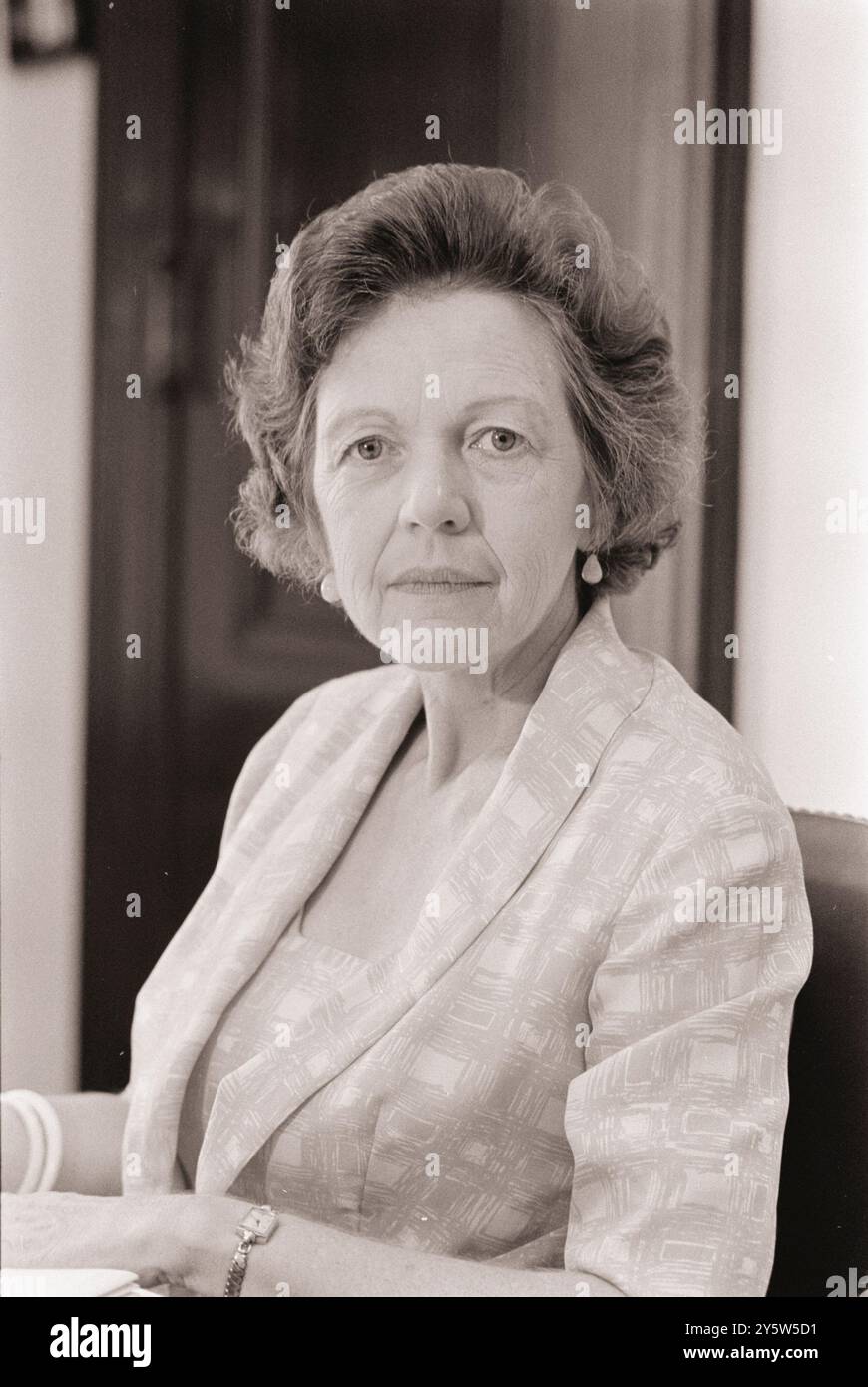 Maurine B. Neuberger (D.-Ore.), Washington, DC août 1962 Maurine Neuberger-Solomon, mieux connue sous le nom de Maurine Neuberger (1907-2000) était une femme politique américaine qui a servi comme sénateur des États-Unis pour l'État de l'Oregon de novembre 1960 à janvier 1967. Elle est la quatrième femme élue au Sénat des États-Unis et la dixième femme à siéger dans le corps. Elle et son mari, Richard L. Neuberger, sont considérés comme la première équipe législative mari-femme du Sénat américain. À ce jour, elle est la seule femme élue au Sénat américain de l'Oregon. Banque D'Images