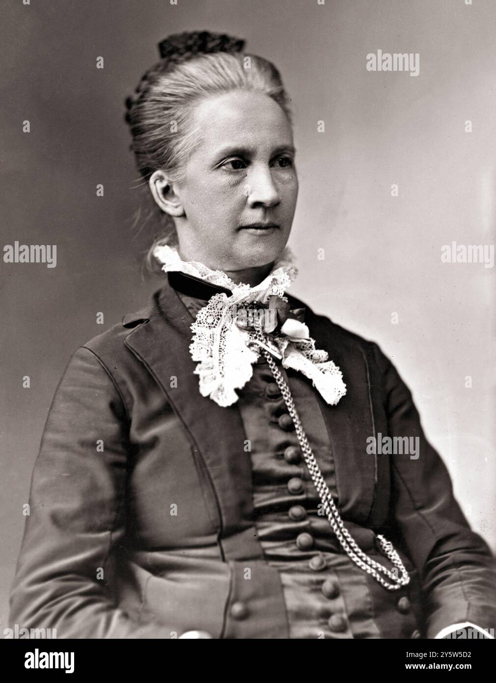 Avocate Belva Lockwood. Entre 1880 et 1890, Belva Ann Bennett Lockwood (1830-1917) était une avocate, politicienne, éducatrice et auteure américaine, active dans les mouvements pour les droits des femmes et le suffrage des femmes. Elle a été l'une des premières femmes avocates aux États-Unis, et en 1879, elle est devenue la première femme à être admise à exercer le droit devant la Cour suprême des États-Unis. Lockwood s'est présentée à la présidence en 1884 et 1888 sur le ticket du Parti national pour l'égalité des droits et a été la première femme à apparaître sur les bulletins de vote officiels. Alors que Victoria Woodhull est communément citée comme la première femme à se présenter à la présidence Banque D'Images