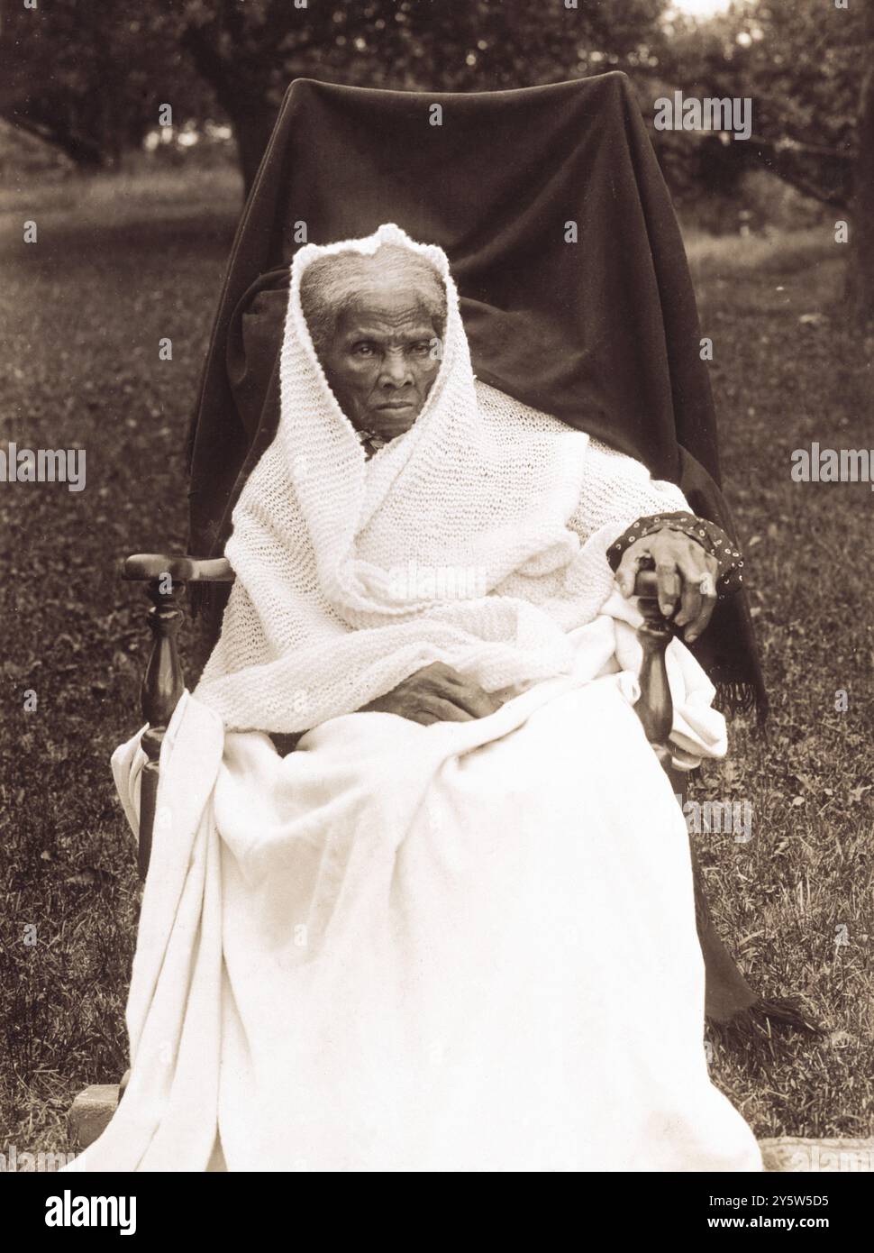 Harriet Tubman (probablement chez elle à Auburn, New York). 1911 Harriet Tubman (née Araminta Ross, 1822-1913) est une abolitionniste et militante sociale américaine. Après avoir échappé à l'esclavage, Tubman a effectué quelque 13 missions pour sauver environ 70 esclaves, y compris sa famille et ses amis, en utilisant le réseau de militants anti-esclavagistes et des maisons sûres connues collectivement sous le nom de chemin de fer clandestin. Pendant la guerre de Sécession, elle sert comme éclaireur armé et espionne pour l'armée de l'Union. Dans ses dernières années, Tubman est militante dans le mouvement pour le suffrage des femmes. Banque D'Images